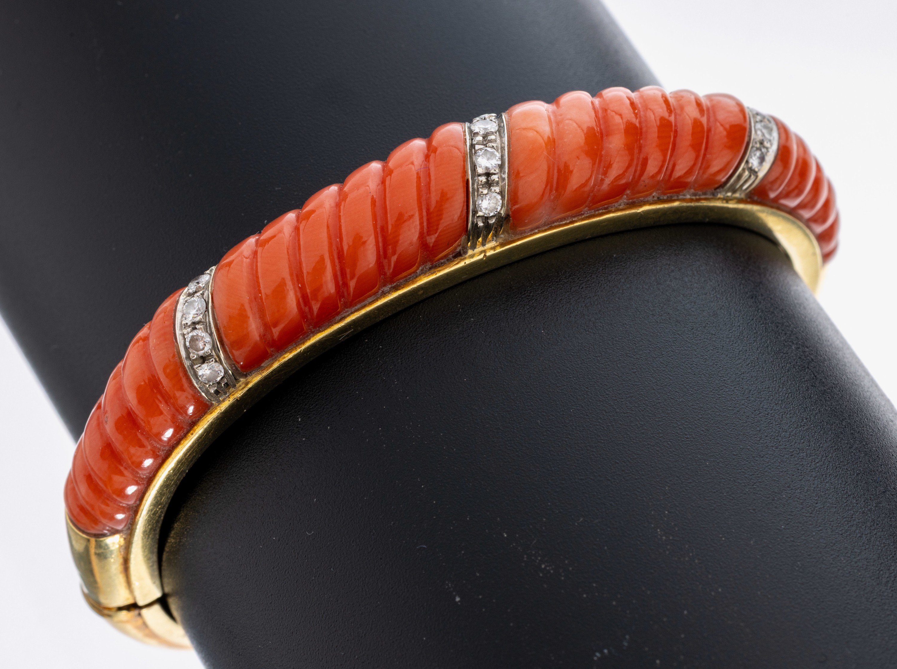 Image 27023389 - 18 kt Gold Korall-Brillant-Armreif, GG 750/000, Oberteil mit 4 gerillten Korallen- ...