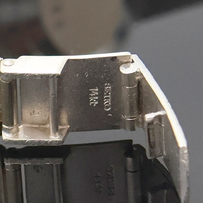 Detail c: SARCAR Damenarmbanduhr in WG 585/000, Schweiz um 1965, Handaufzug, ovales Geh. inkl. SEIKO Goldband m. Klappschl., Boden aufgedr., Lünette m. ...