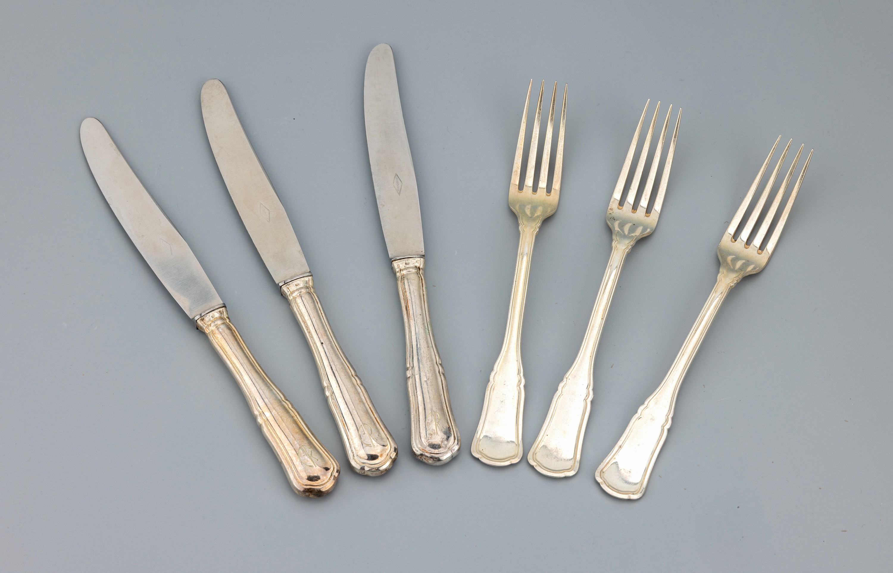 Image 27023397 - 24 tlg. Besteck, 800er Silber, best. aus: 12 Menuegabeln und 12 Menuemesser, Griffe ...