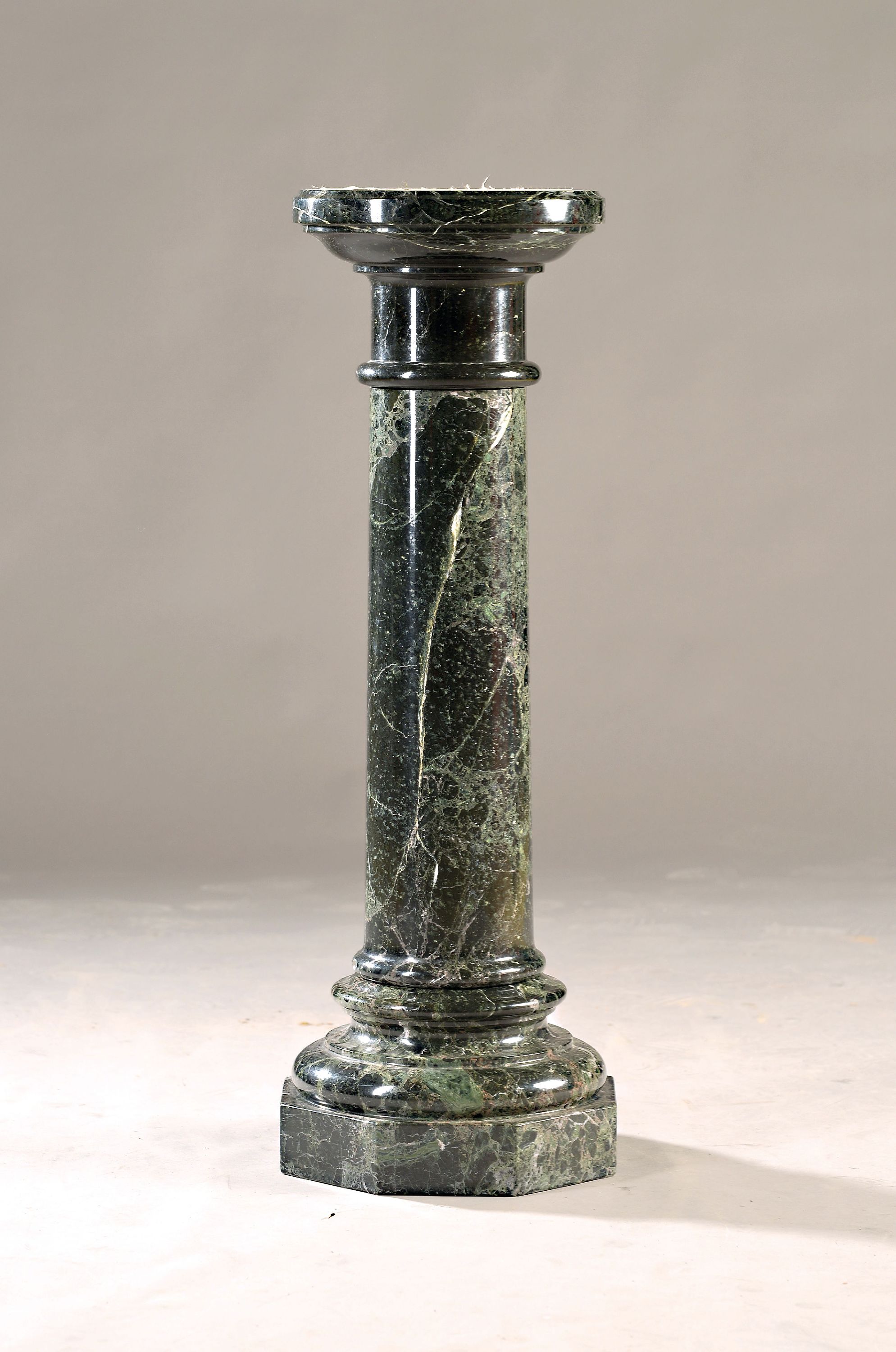 Image 27023404 - Blumen- oder Figurensäule, um 1900, aus schwarzem Marmor mit weißer und grüner ...