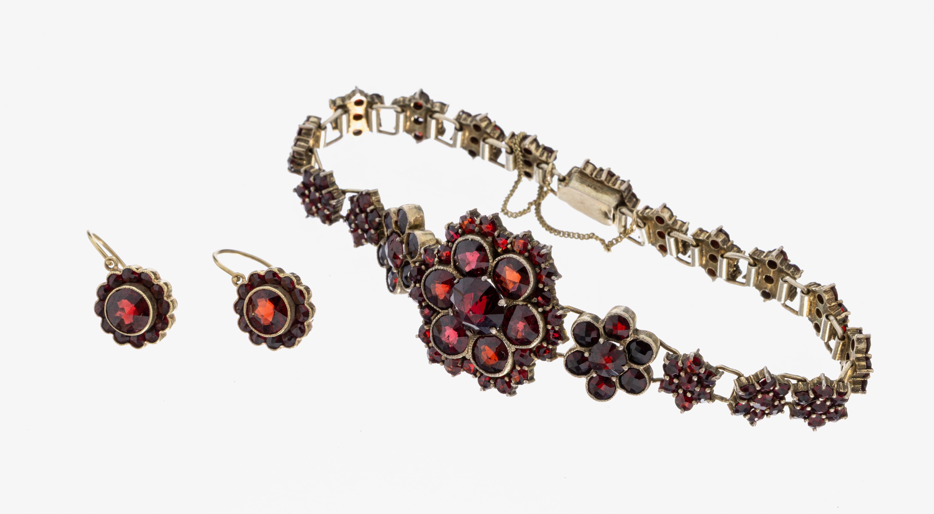 Image 27023410 - Granat-Konvolut, best. aus: 1 Armband, Metall verg., Vergoldung berieben, blütenf. ...