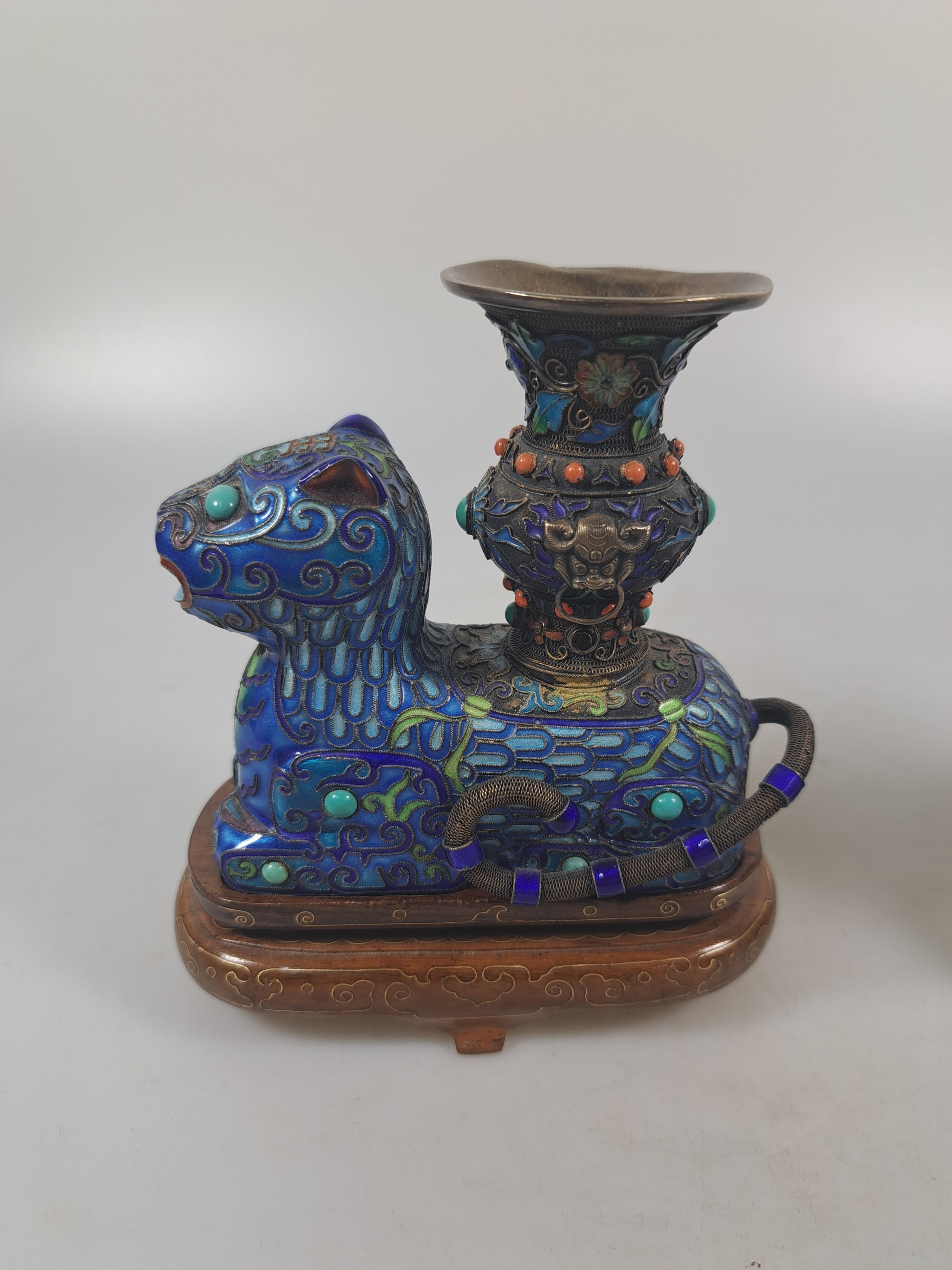 Detail a: Paar Räuchergefäße, China, um 1920, Silber, in Form von Fo-Hunden mit Vasen, bunt emailliert in Cloisonné-Technik, Millegriffverzierung, ...