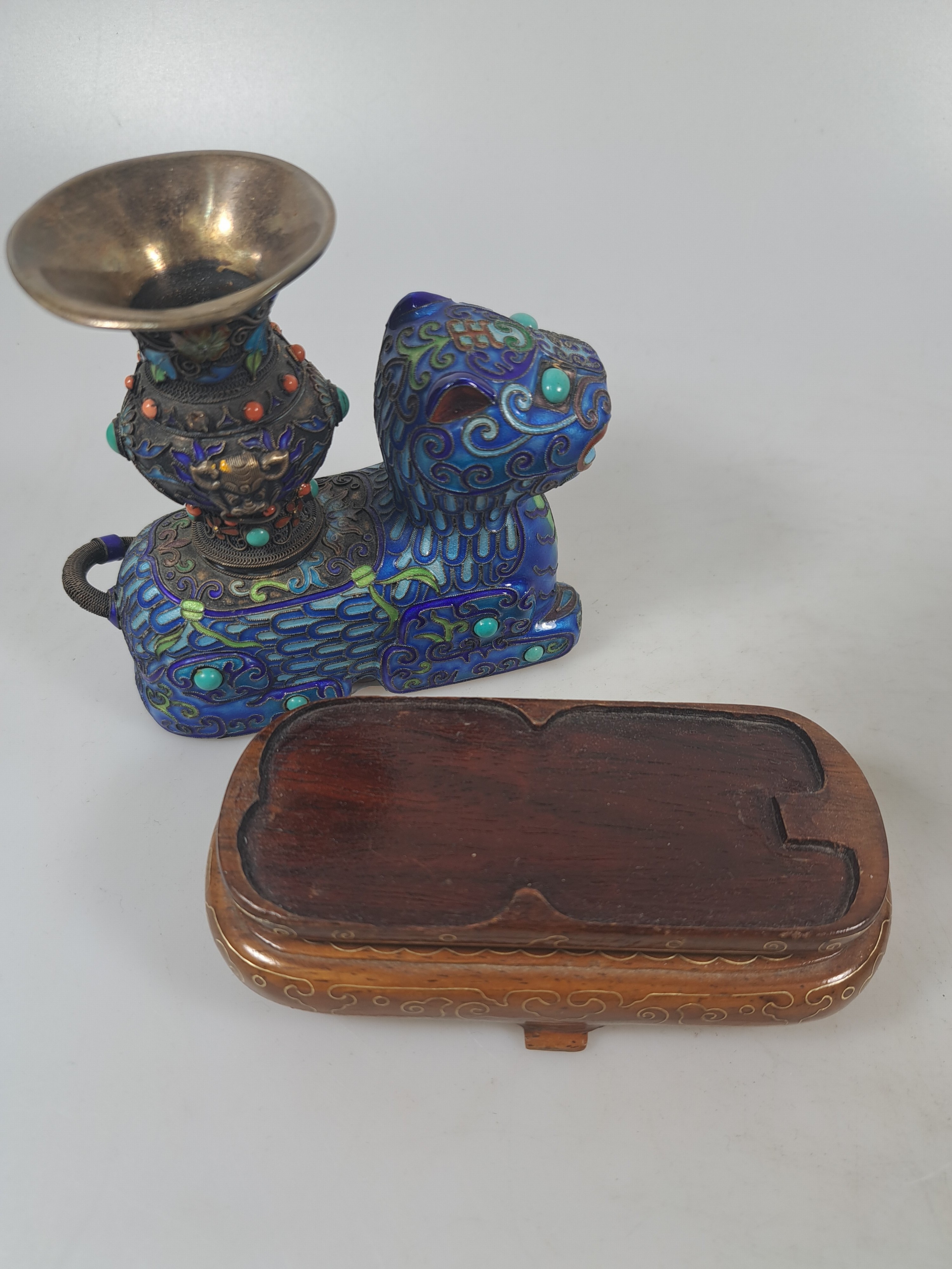 Detail b: Paar Räuchergefäße, China, um 1920, Silber, in Form von Fo-Hunden mit Vasen, bunt emailliert in Cloisonné-Technik, Millegriffverzierung, ...