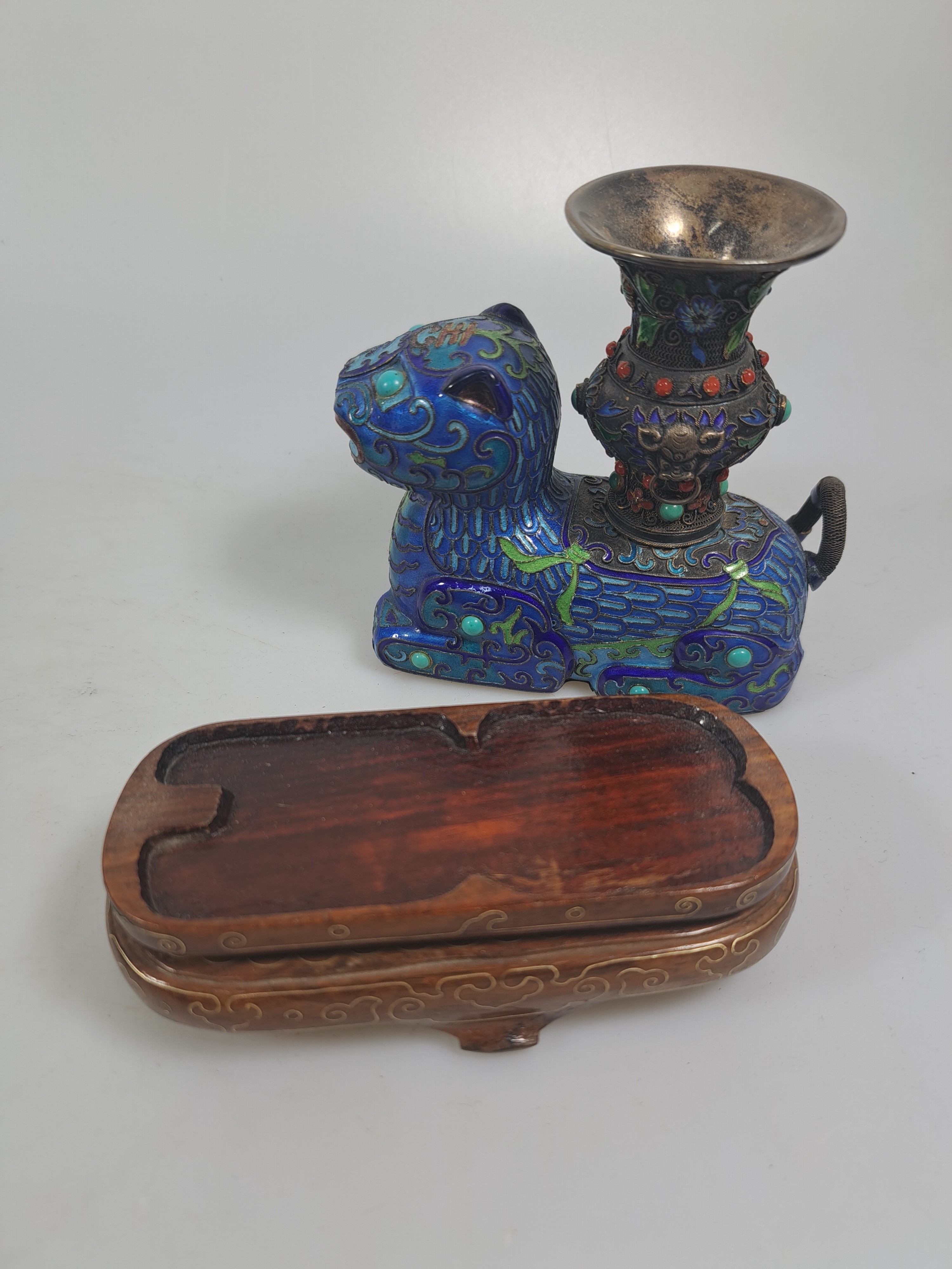 Detail d: Paar Räuchergefäße, China, um 1920, Silber, in Form von Fo-Hunden mit Vasen, bunt emailliert in Cloisonné-Technik, Millegriffverzierung, ...