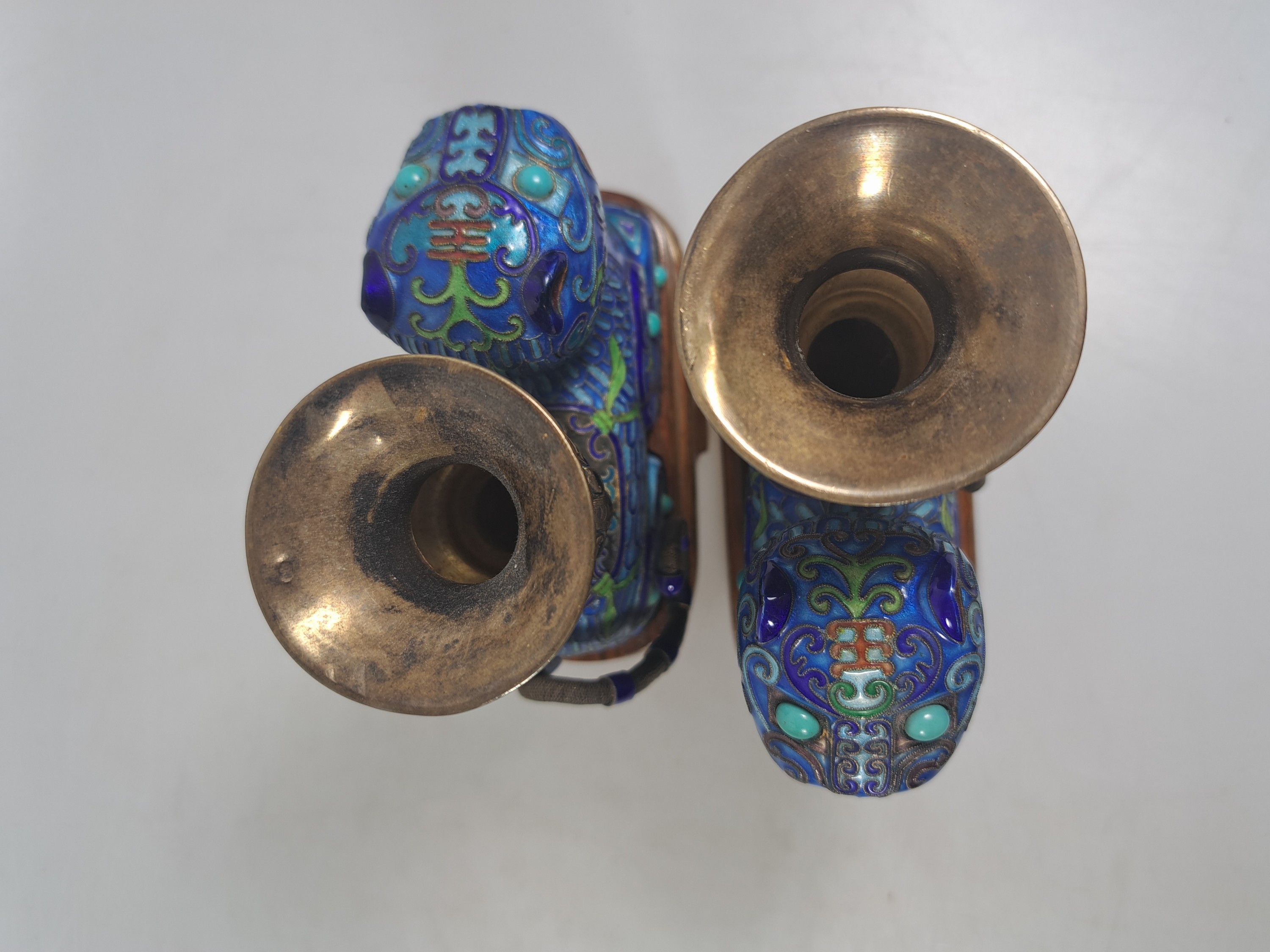 Detail f: Paar Räuchergefäße, China, um 1920, Silber, in Form von Fo-Hunden mit Vasen, bunt emailliert in Cloisonné-Technik, Millegriffverzierung, ...