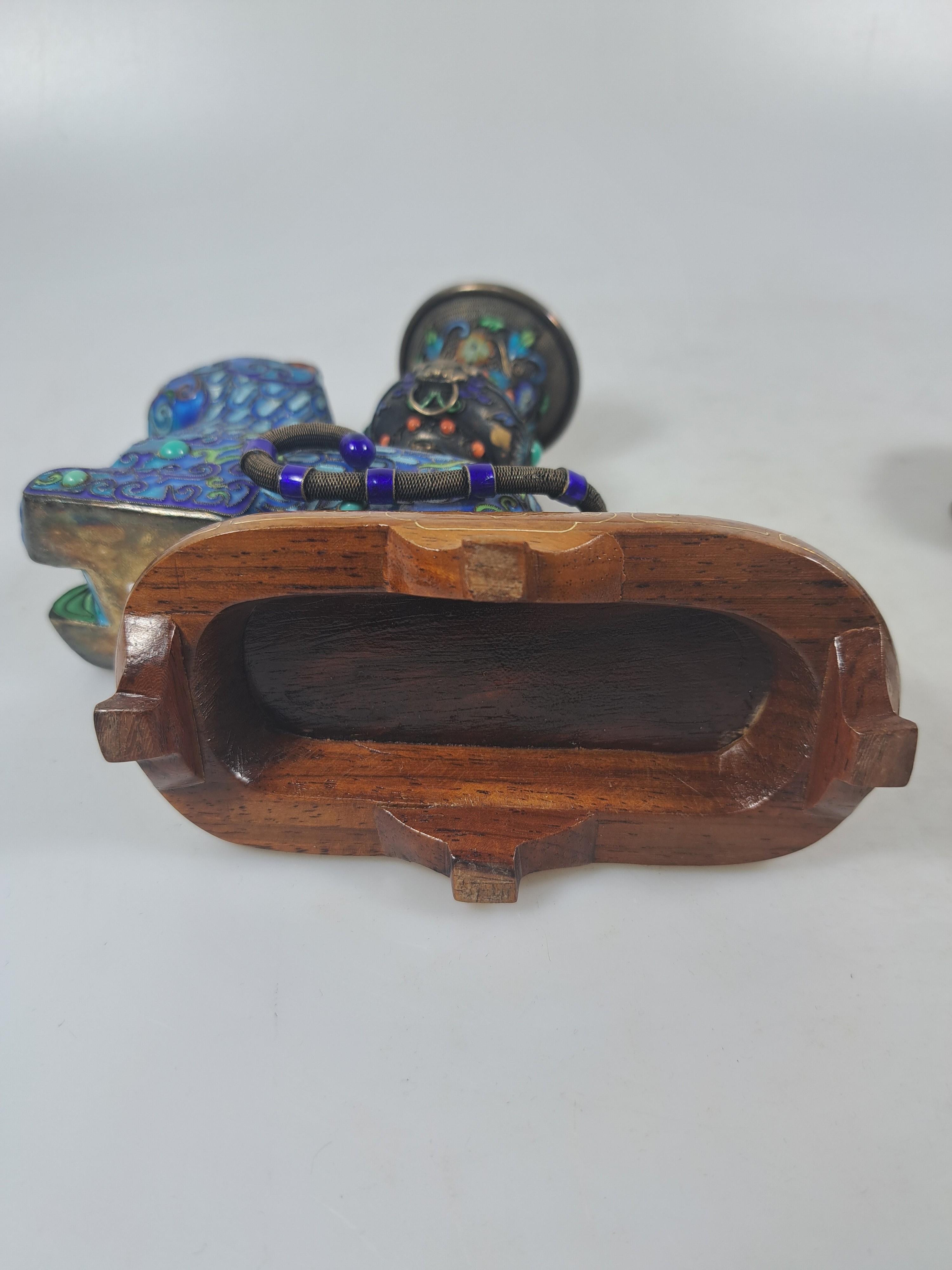 Detail g: Paar Räuchergefäße, China, um 1920, Silber, in Form von Fo-Hunden mit Vasen, bunt emailliert in Cloisonné-Technik, Millegriffverzierung, ...
