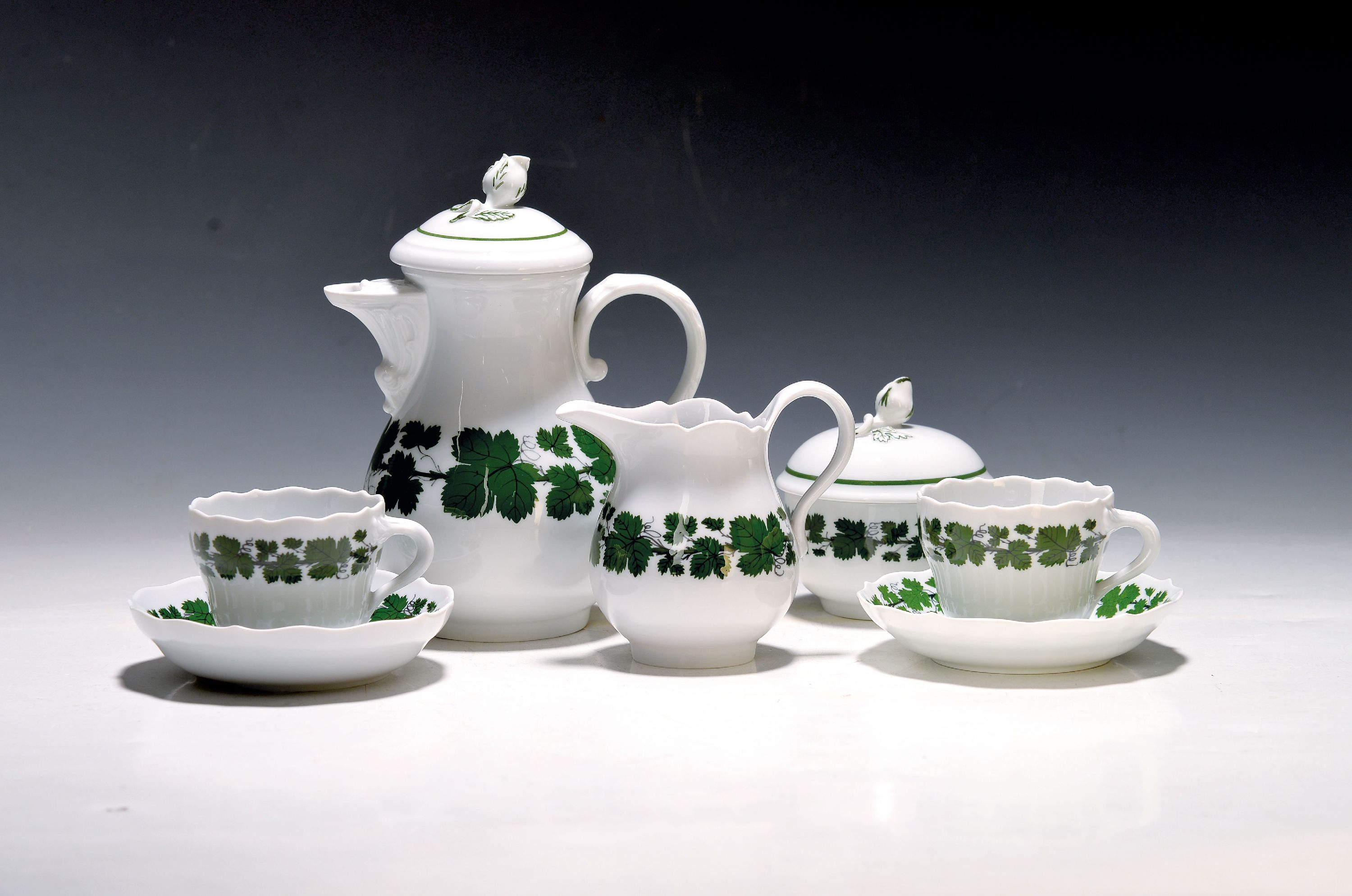 Mokka- bzw. Espresso-Service für 6 Personen, Meissen, 20. Jh., 2. Wahl, voller grüner Weinkranz, Kännchen, Zuckerdose, Milchkännchen, 5 Tassen ...