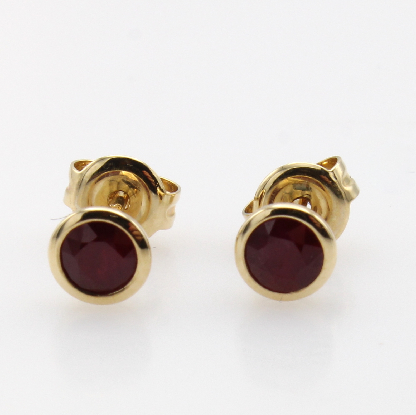 Image 27023467 - Paar Ohrstecker mit Rubinen, GG 585/000, 2 fac. Rubine, D. ca. 4 mm Schätzpreis: 350, - ...
