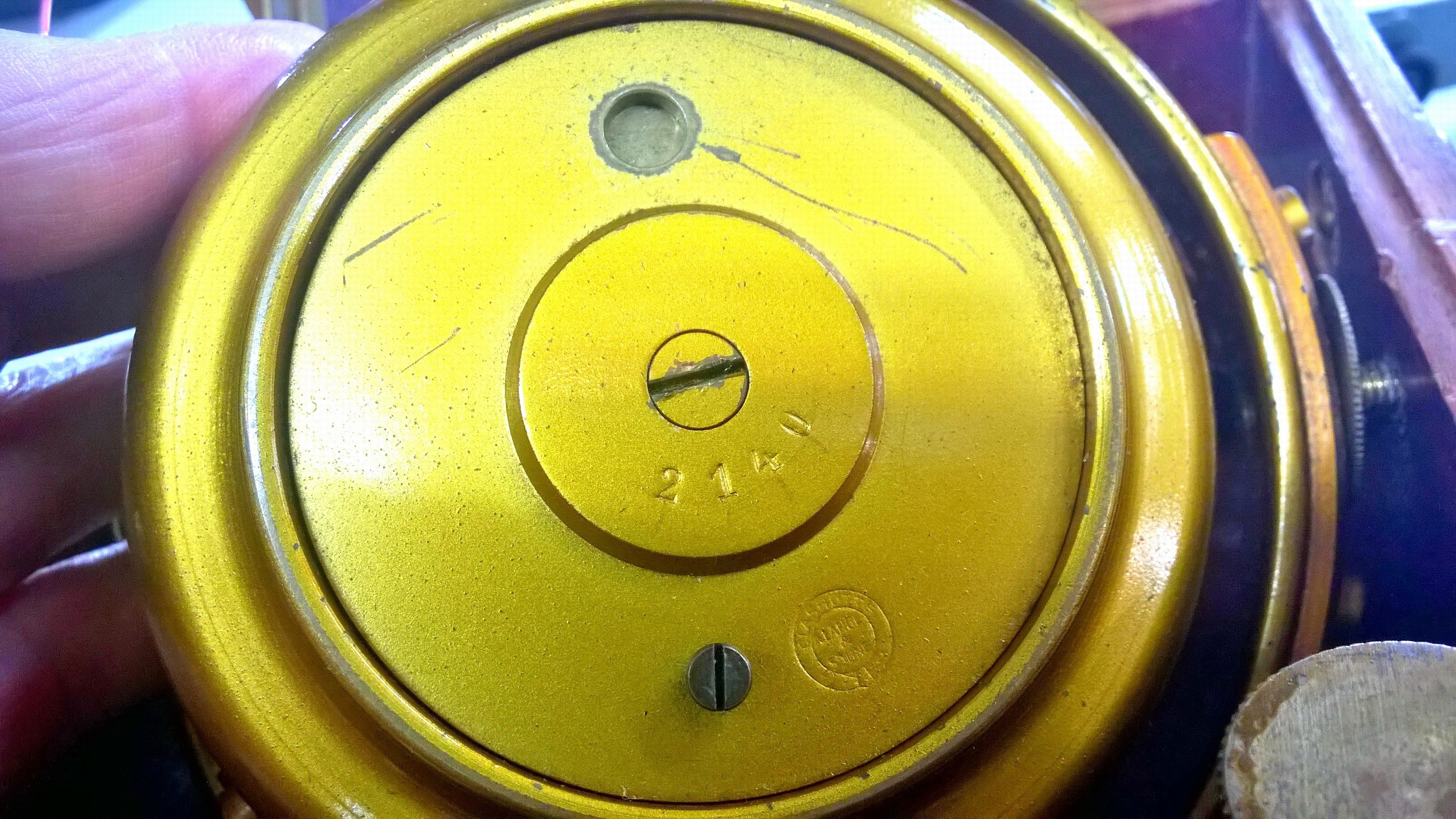 Detail a: Marinechronometer, Lange & Söhne Glashütte, im Eichenkasten mit aussen liegende seitlichen Tragegriffe, bez. Nr. 2273, Deckel facett. verglast, ...