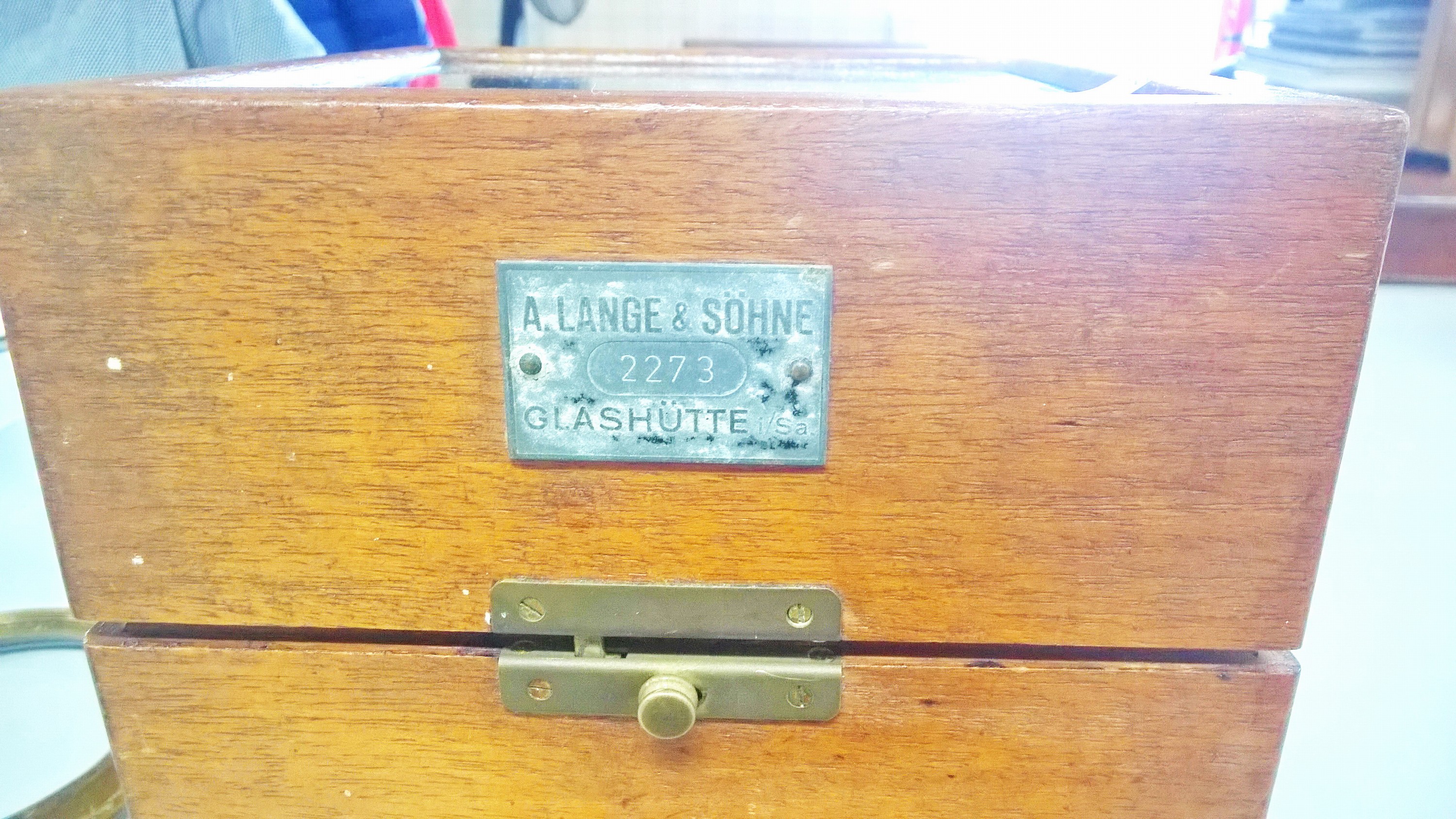 Detail c: Marinechronometer, Lange & Söhne Glashütte, im Eichenkasten mit aussen liegende seitlichen Tragegriffe, bez. Nr. 2273, Deckel facett. verglast, ...