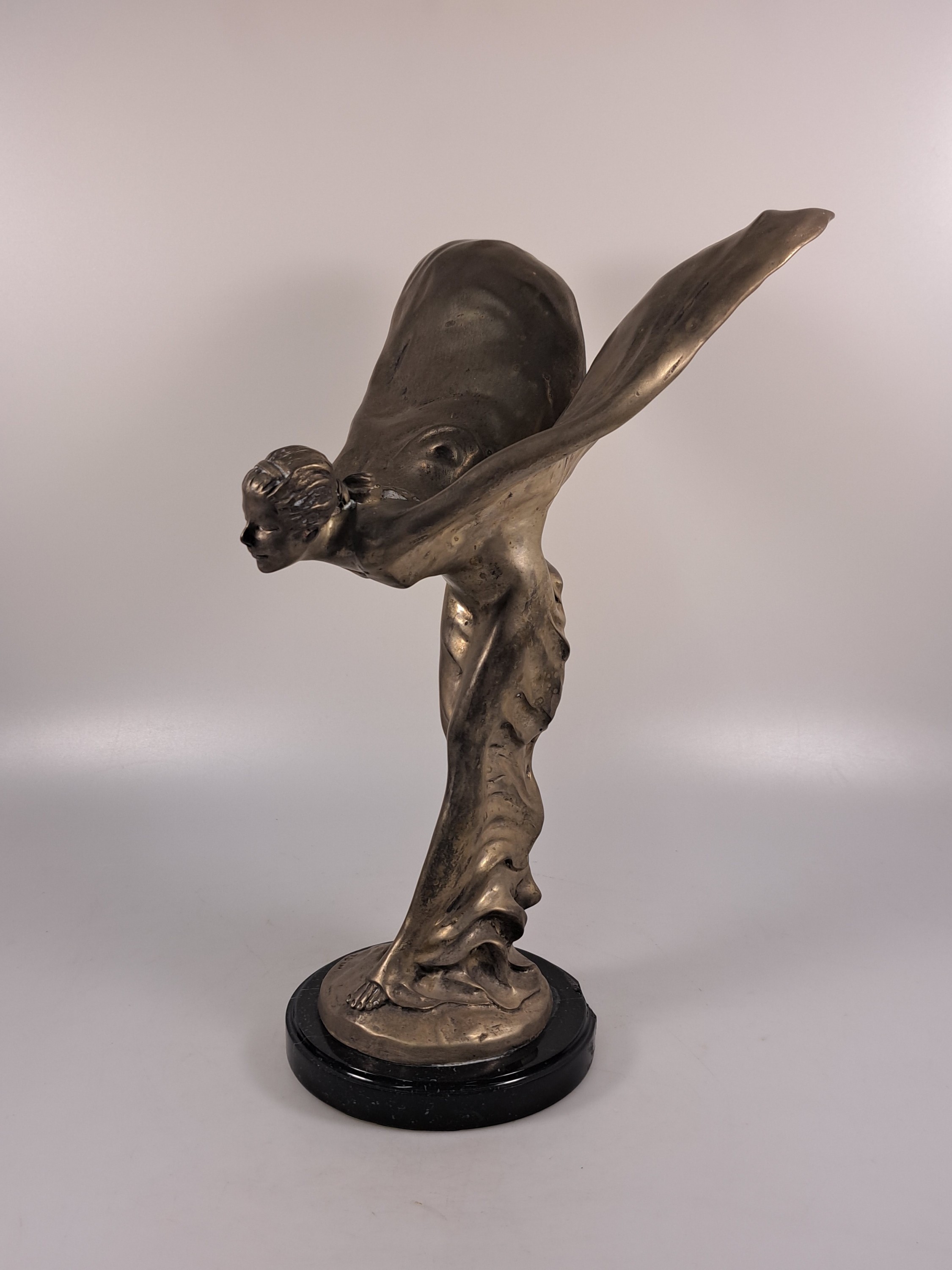 Detail a: Spirit of Ecstasy, Bronzefigur nach Sykes, sign. Chantessin, Weißbronze, geflügelte Frau, Marmorplinthe besch., H. ca. 33cm, dieses Darst. wurde ...
