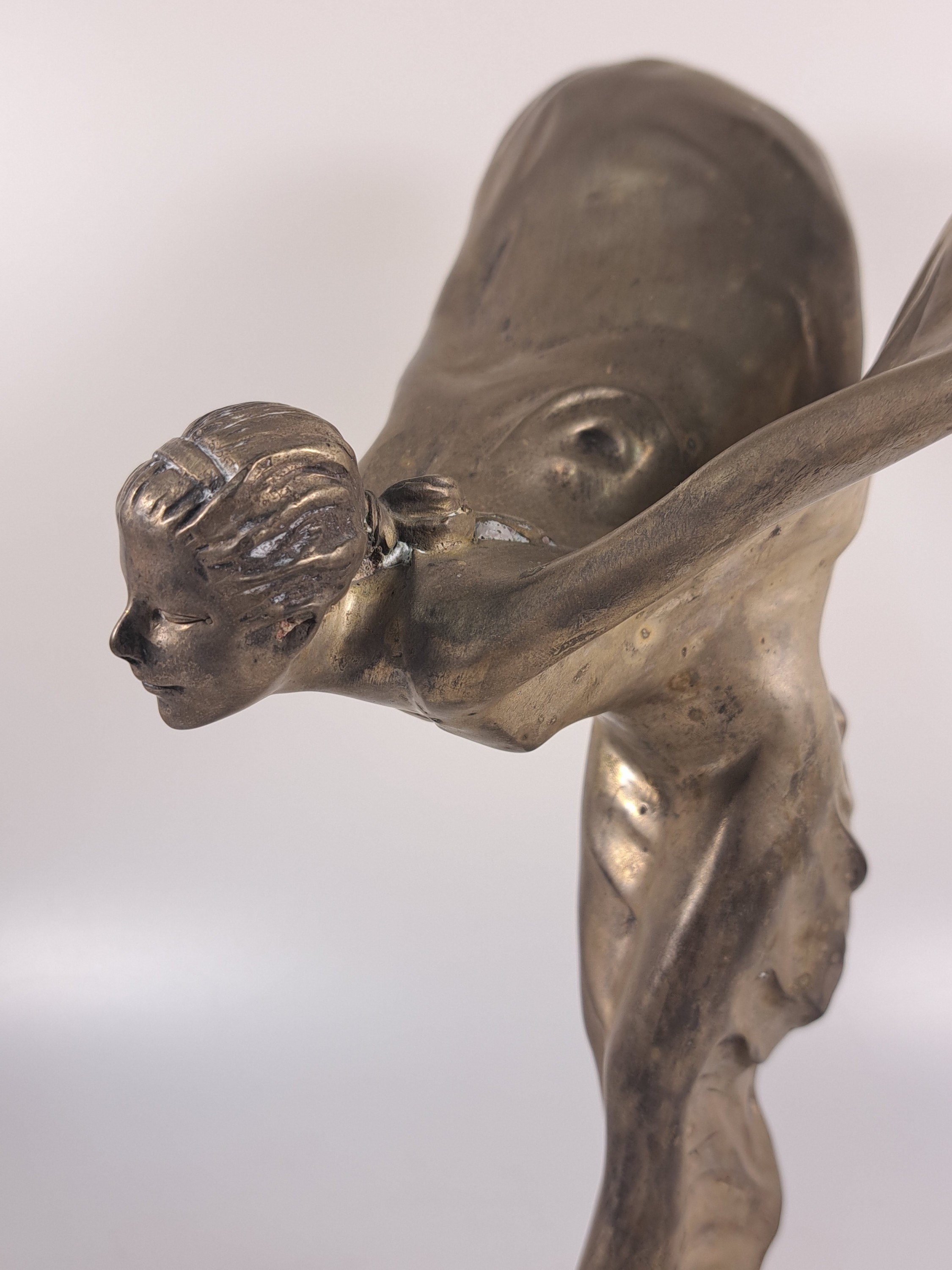 Detail b: Spirit of Ecstasy, Bronzefigur nach Sykes, sign. Chantessin, Weißbronze, geflügelte Frau, Marmorplinthe besch., H. ca. 33cm, dieses Darst. wurde ...