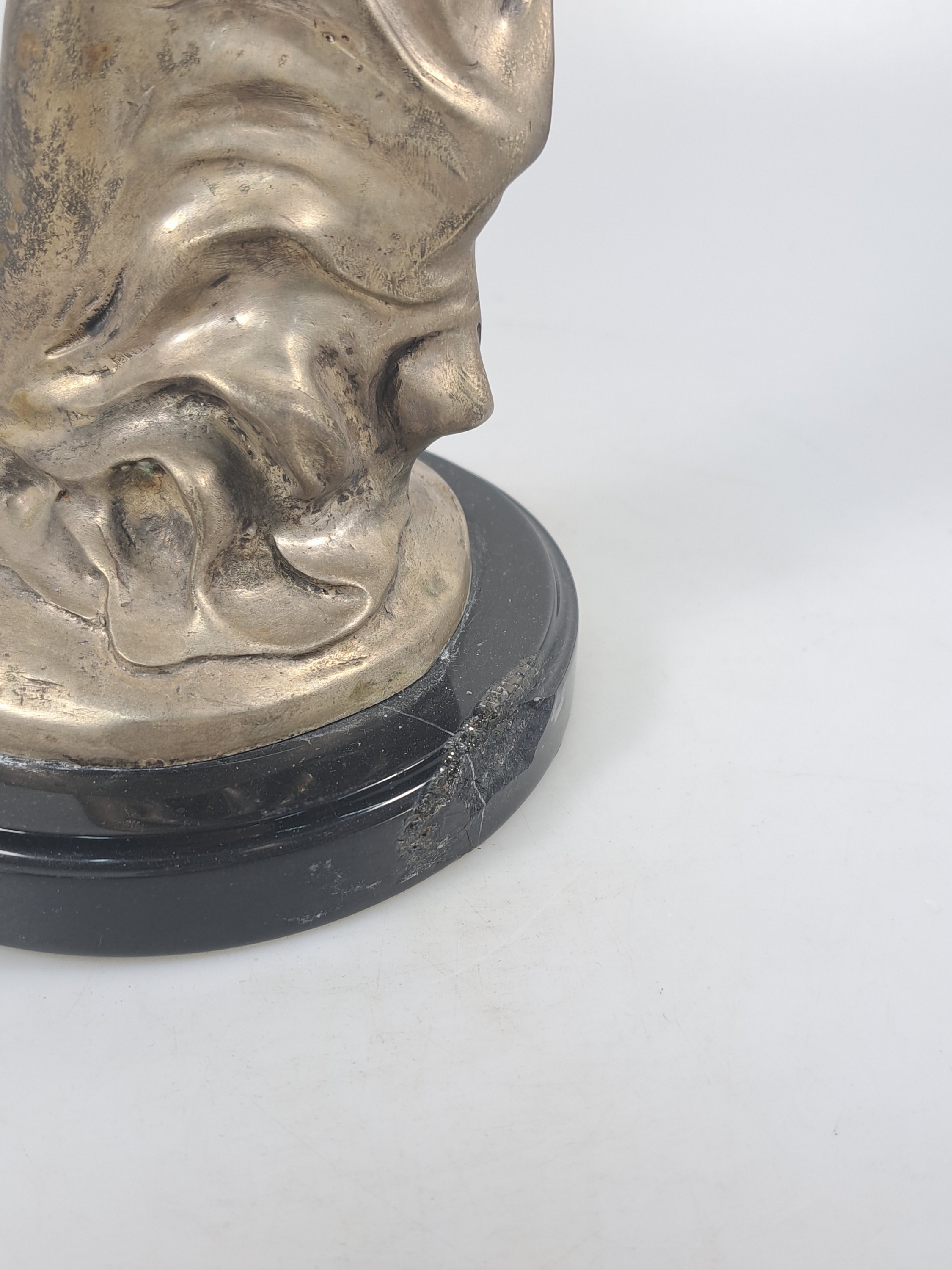 Detail c: Spirit of Ecstasy, Bronzefigur nach Sykes, sign. Chantessin, Weißbronze, geflügelte Frau, Marmorplinthe besch., H. ca. 33cm, dieses Darst. wurde ...