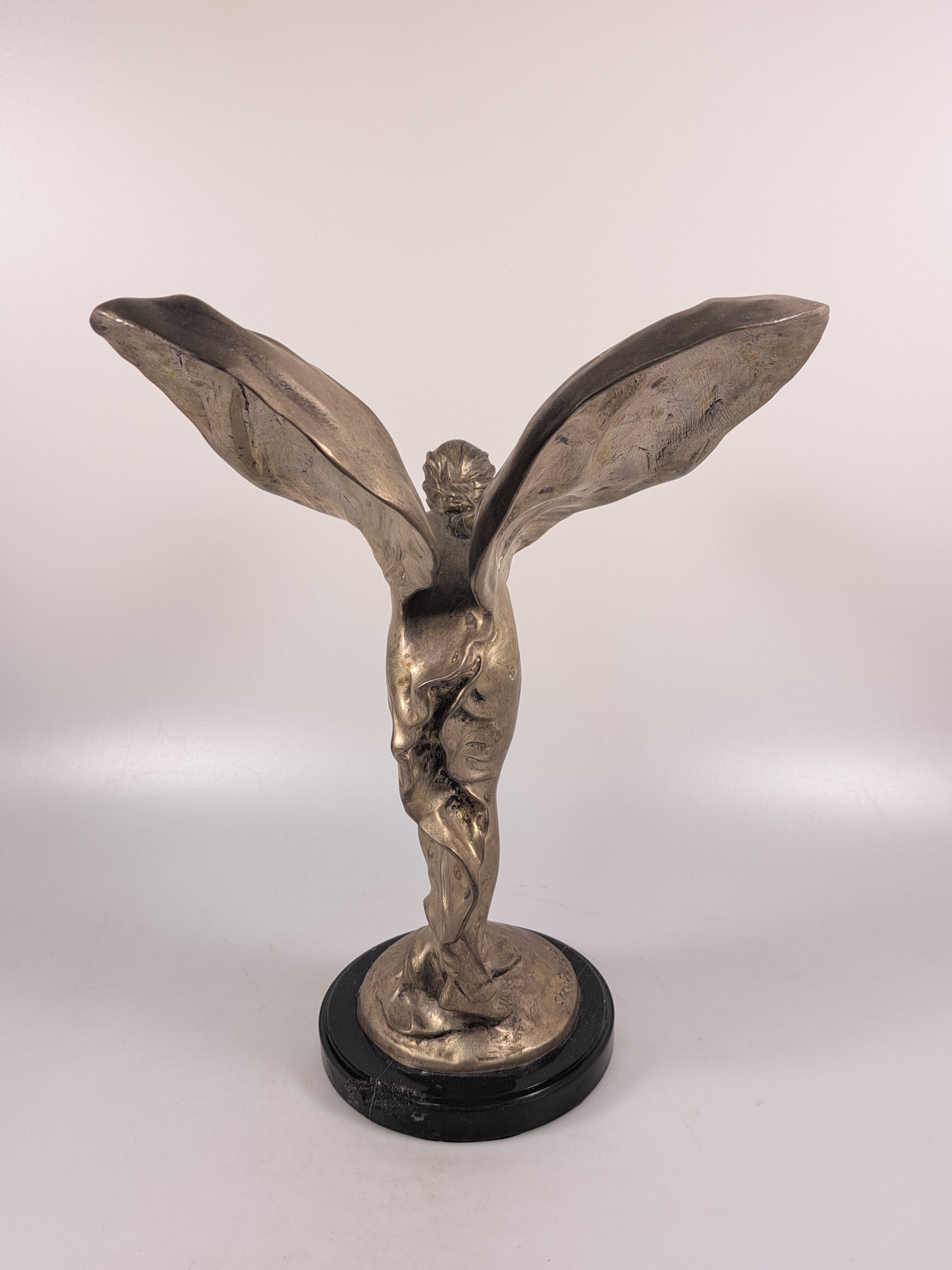 Detail d: Spirit of Ecstasy, Bronzefigur nach Sykes, sign. Chantessin, Weißbronze, geflügelte Frau, Marmorplinthe besch., H. ca. 33cm, dieses Darst. wurde ...