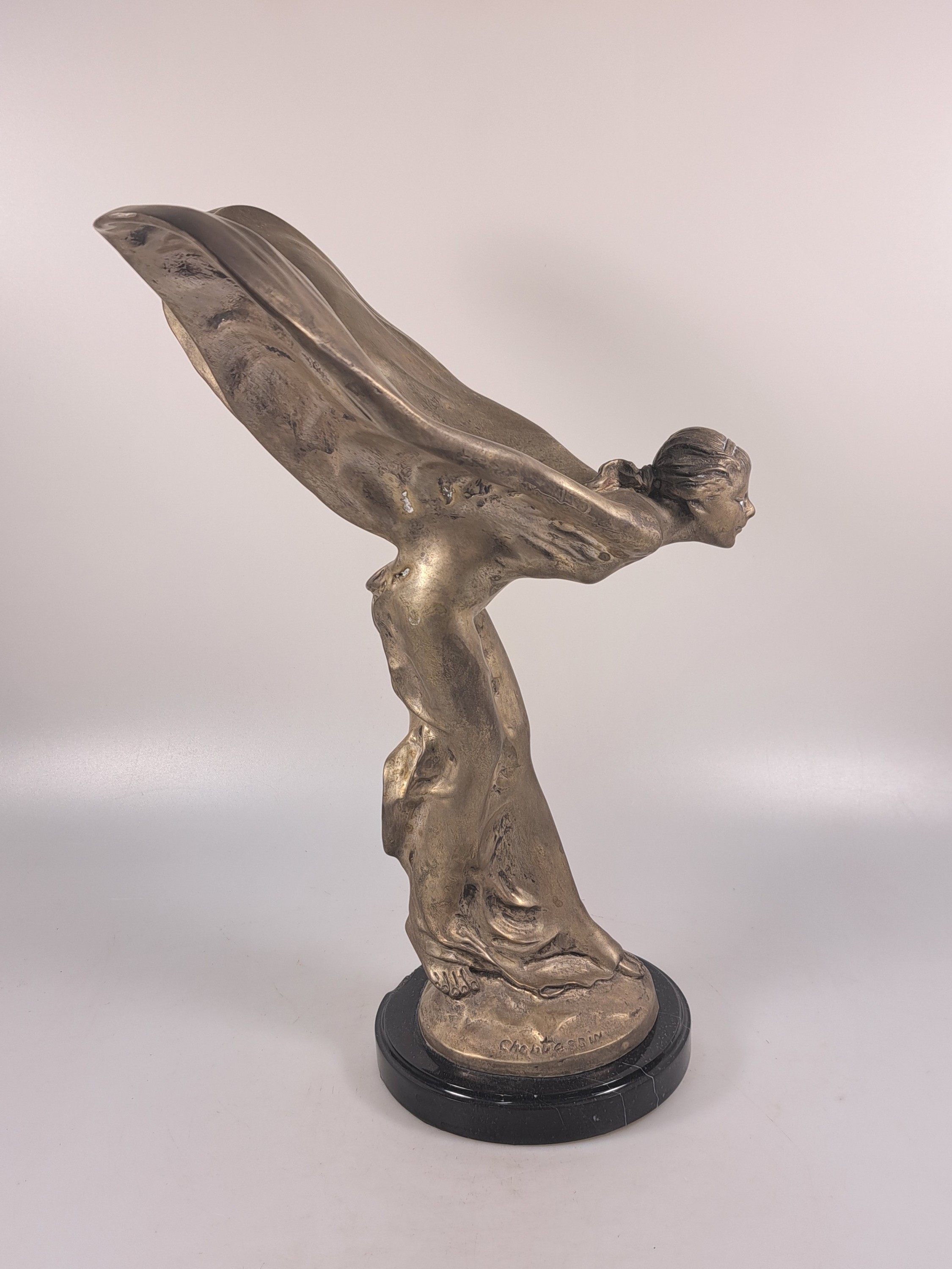 Detail e: Spirit of Ecstasy, Bronzefigur nach Sykes, sign. Chantessin, Weißbronze, geflügelte Frau, Marmorplinthe besch., H. ca. 33cm, dieses Darst. wurde ...