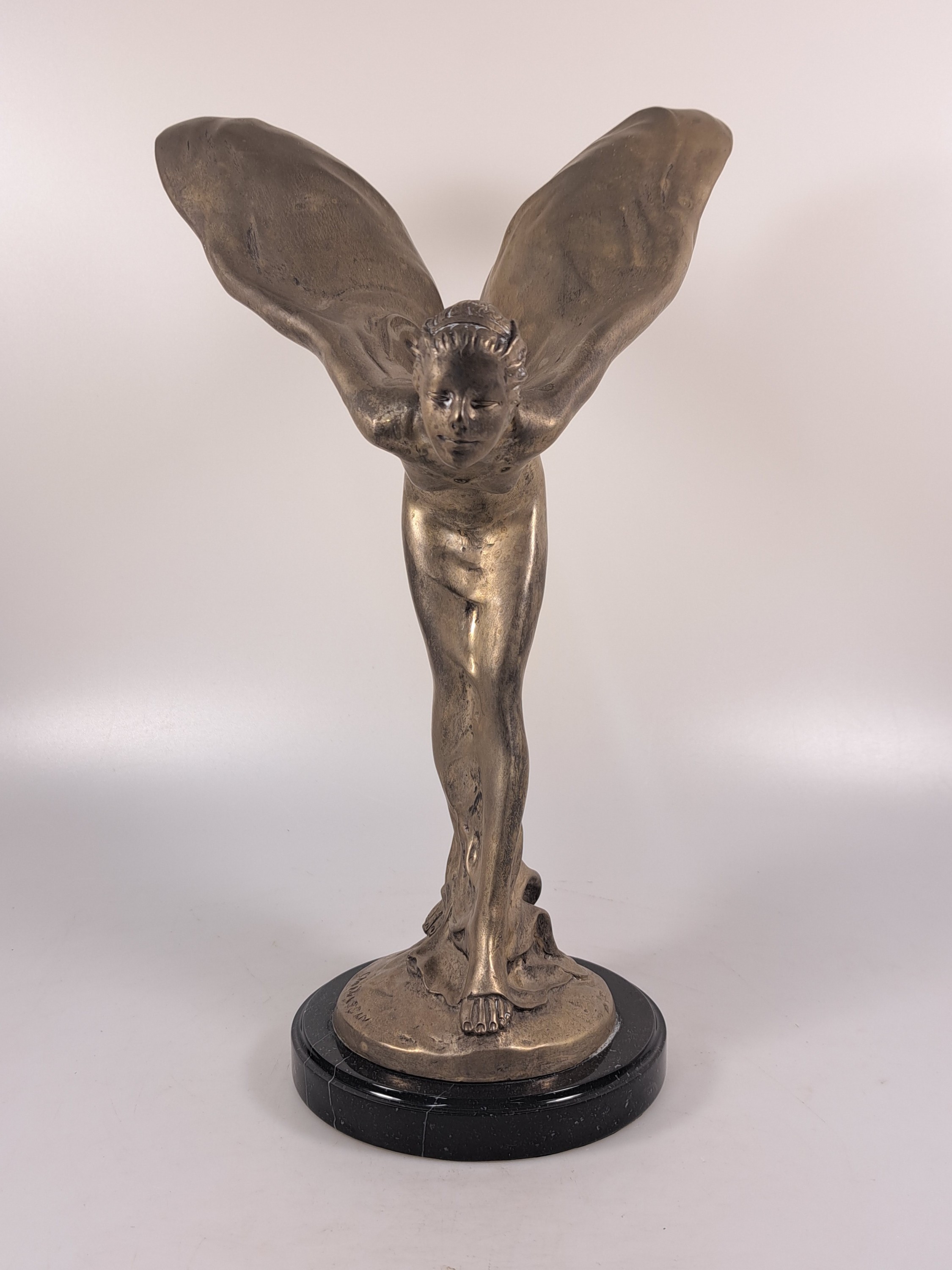 Detail g: Spirit of Ecstasy, Bronzefigur nach Sykes, sign. Chantessin, Weißbronze, geflügelte Frau, Marmorplinthe besch., H. ca. 33cm, dieses Darst. wurde ...