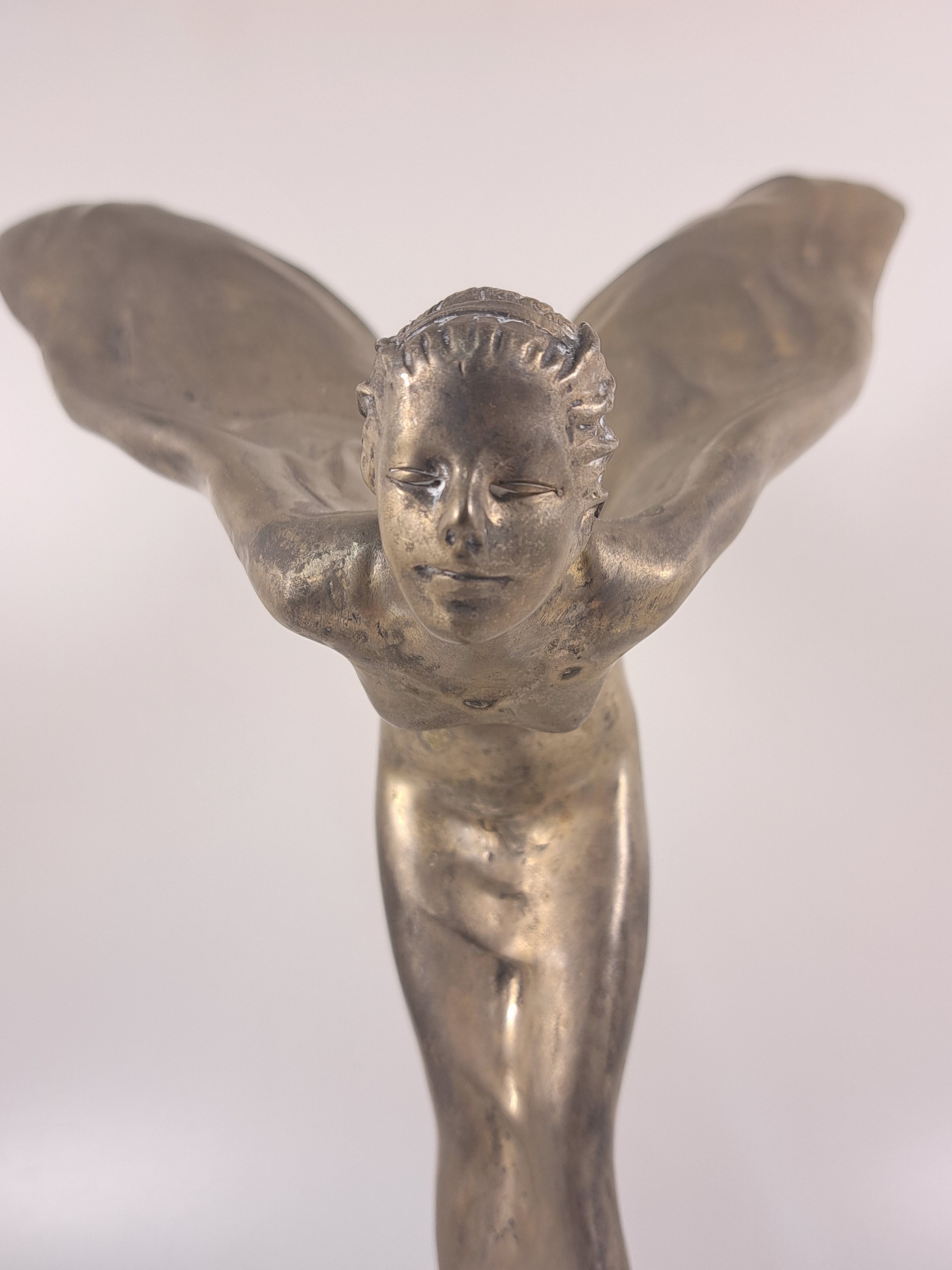 Detail h: Spirit of Ecstasy, Bronzefigur nach Sykes, sign. Chantessin, Weißbronze, geflügelte Frau, Marmorplinthe besch., H. ca. 33cm, dieses Darst. wurde ...
