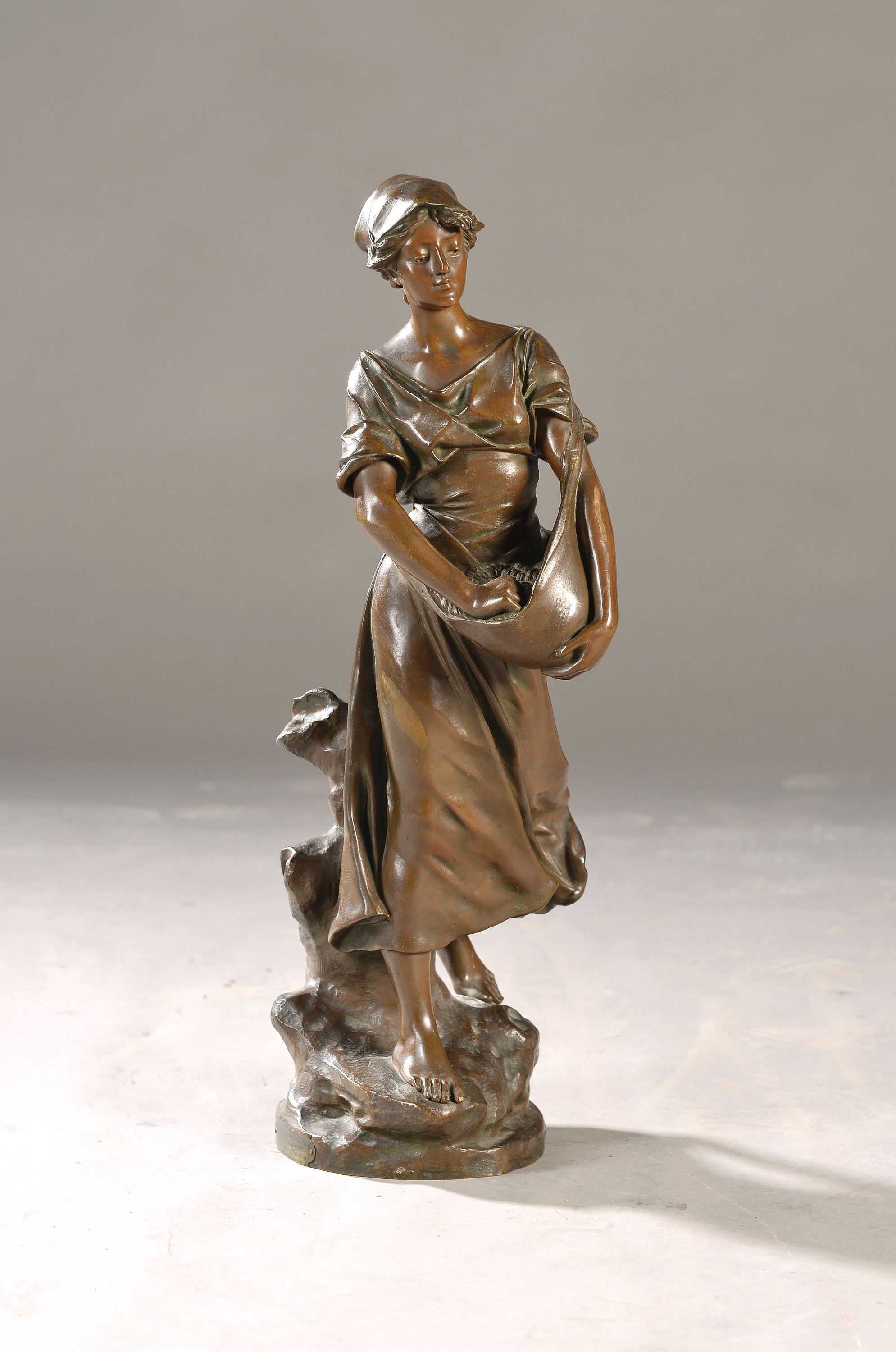 Image 27023474 - Große Bronzefigur von Edouard Drouot, 1859-1945, Säende Bäuerin, signiert, zweiteilig ...