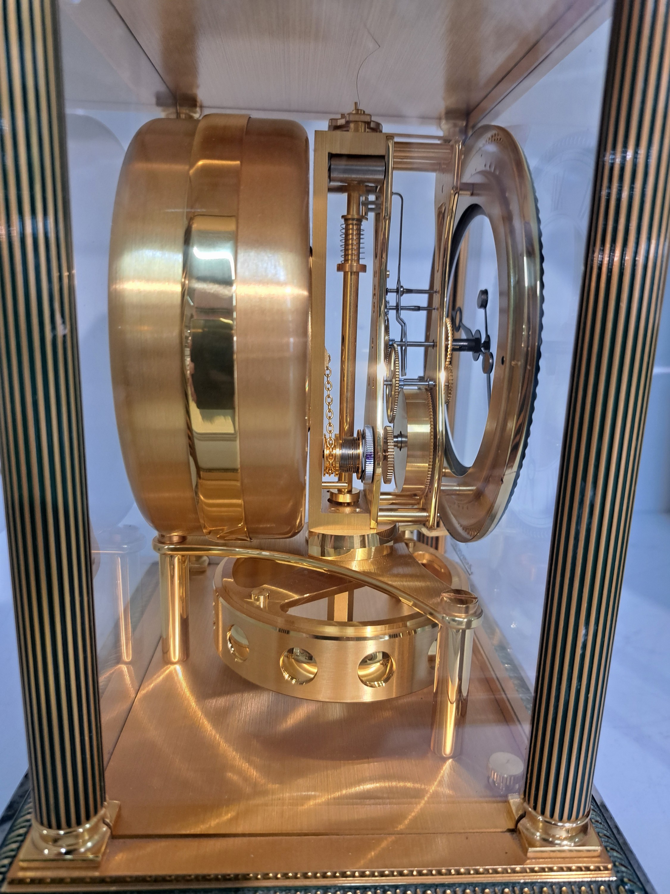 Detail a: Tischuhr Jaeger-LeCoultre, Atmos um 1990, im orig. Karton Modell Vendome, Marmorsockel, umlaufender Perlleistendekor, vergoldet, allseitig verglast, ...