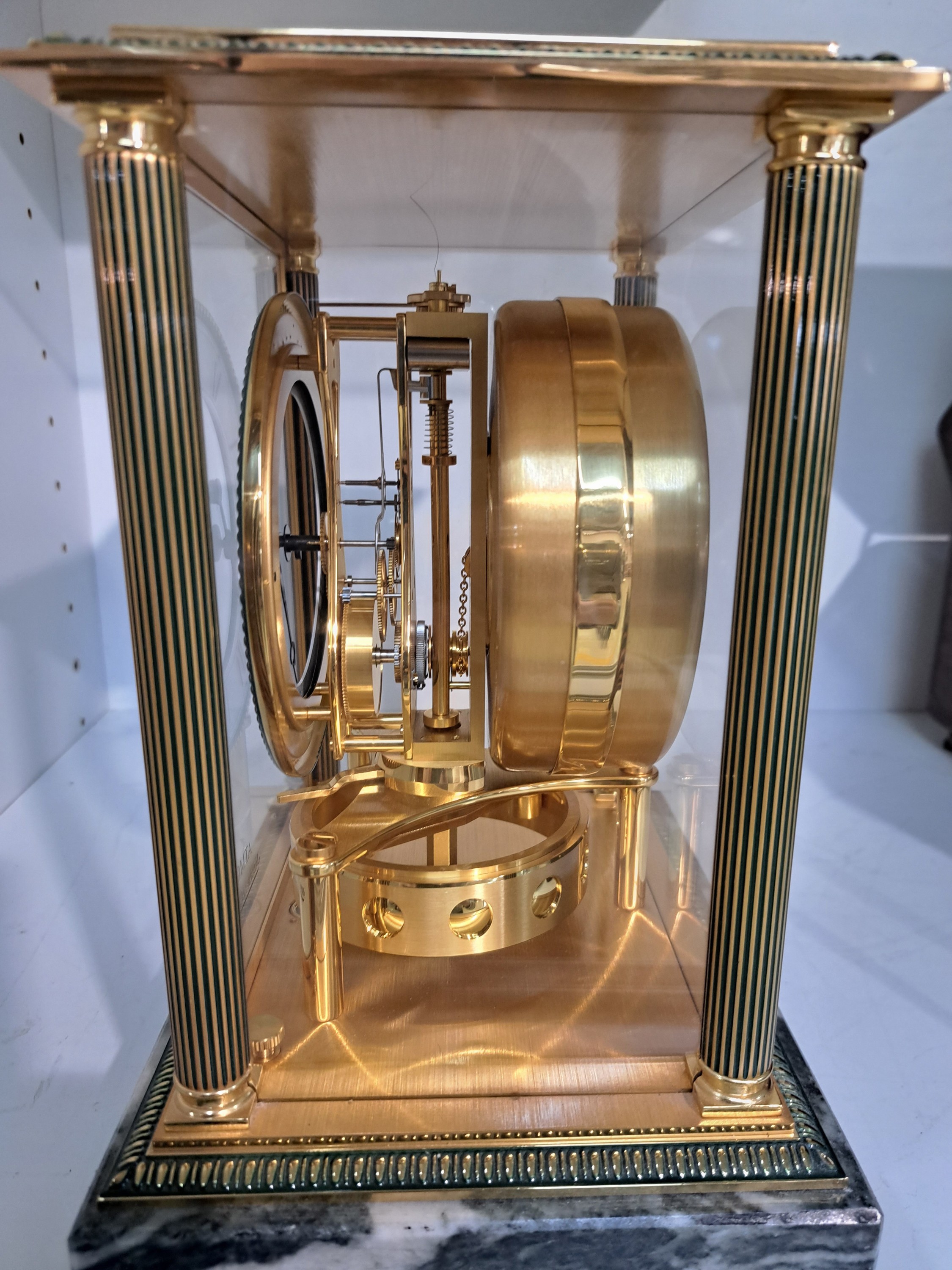 Detail c: Tischuhr Jaeger-LeCoultre, Atmos um 1990, im orig. Karton Modell Vendome, Marmorsockel, umlaufender Perlleistendekor, vergoldet, allseitig verglast, ...