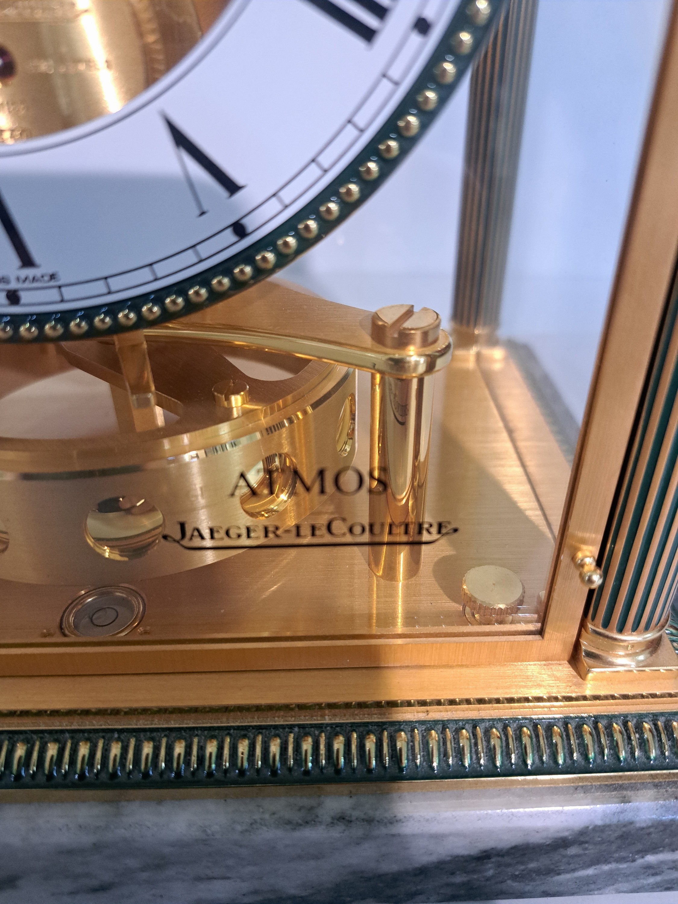 Detail d: Tischuhr Jaeger-LeCoultre, Atmos um 1990, im orig. Karton Modell Vendome, Marmorsockel, umlaufender Perlleistendekor, vergoldet, allseitig verglast, ...