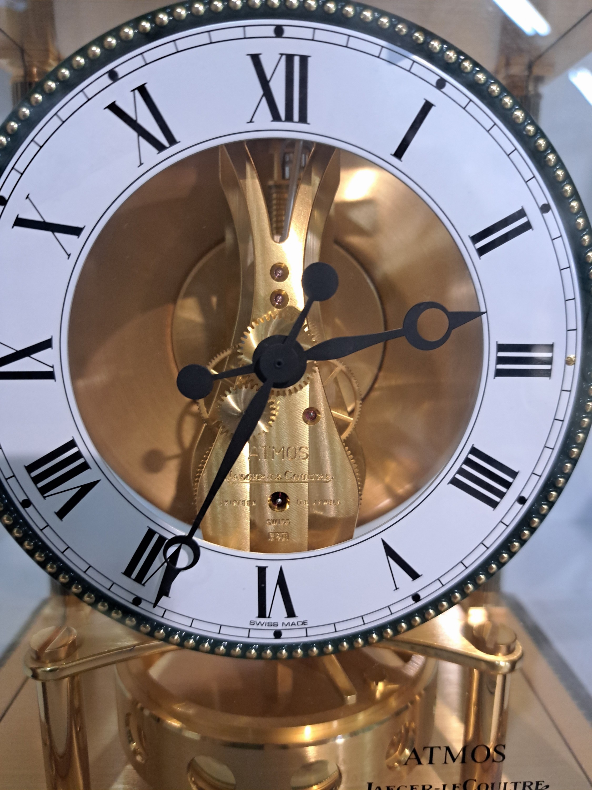 Detail e: Tischuhr Jaeger-LeCoultre, Atmos um 1990, im orig. Karton Modell Vendome, Marmorsockel, umlaufender Perlleistendekor, vergoldet, allseitig verglast, ...