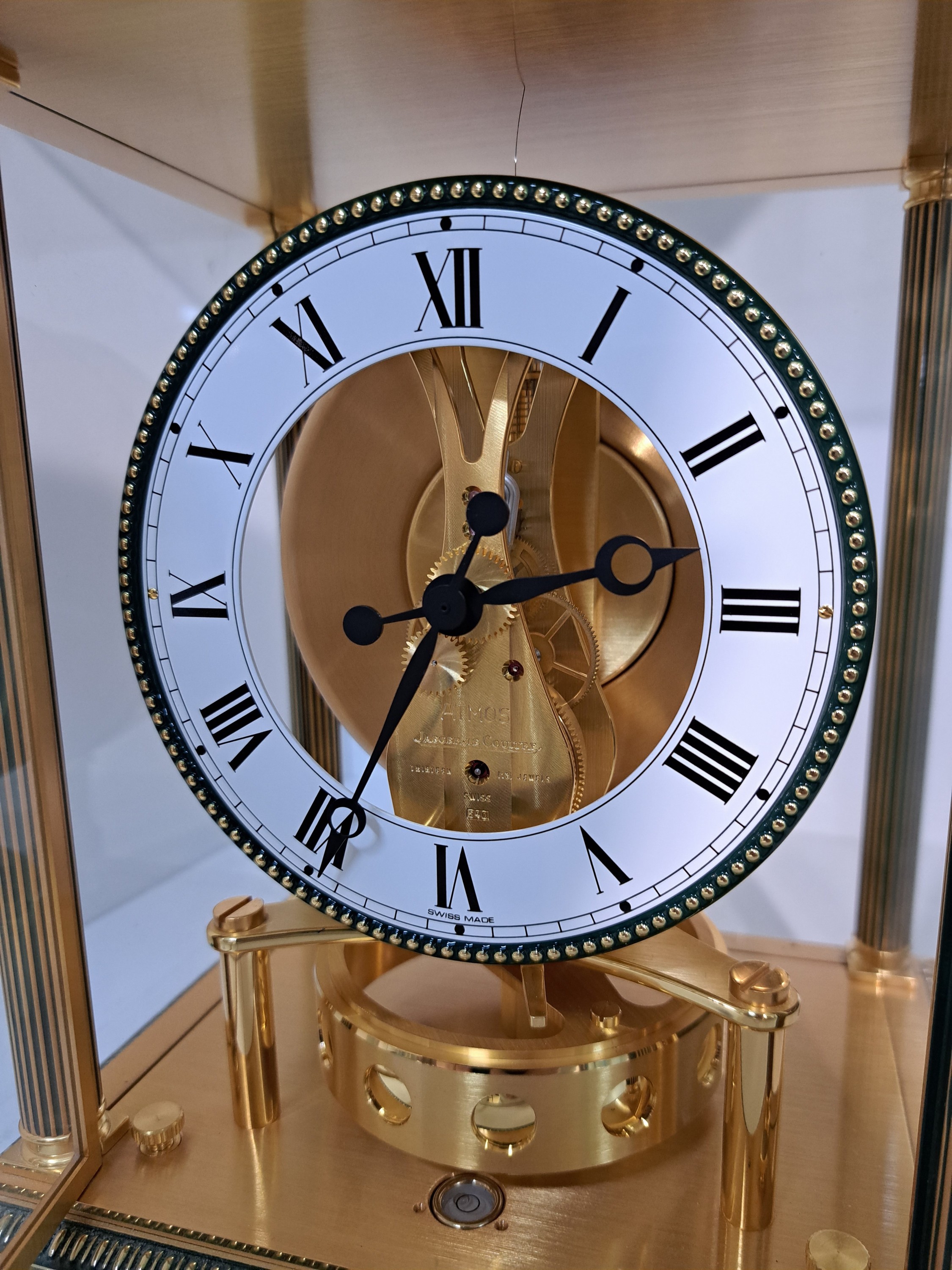 Detail f: Tischuhr Jaeger-LeCoultre, Atmos um 1990, im orig. Karton Modell Vendome, Marmorsockel, umlaufender Perlleistendekor, vergoldet, allseitig verglast, ...