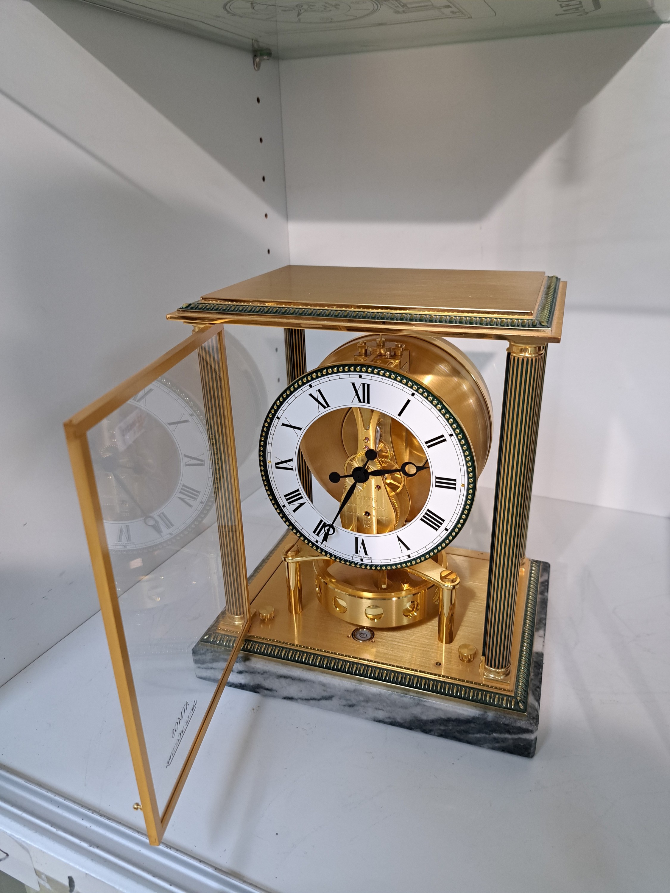 Detail g: Tischuhr Jaeger-LeCoultre, Atmos um 1990, im orig. Karton Modell Vendome, Marmorsockel, umlaufender Perlleistendekor, vergoldet, allseitig verglast, ...
