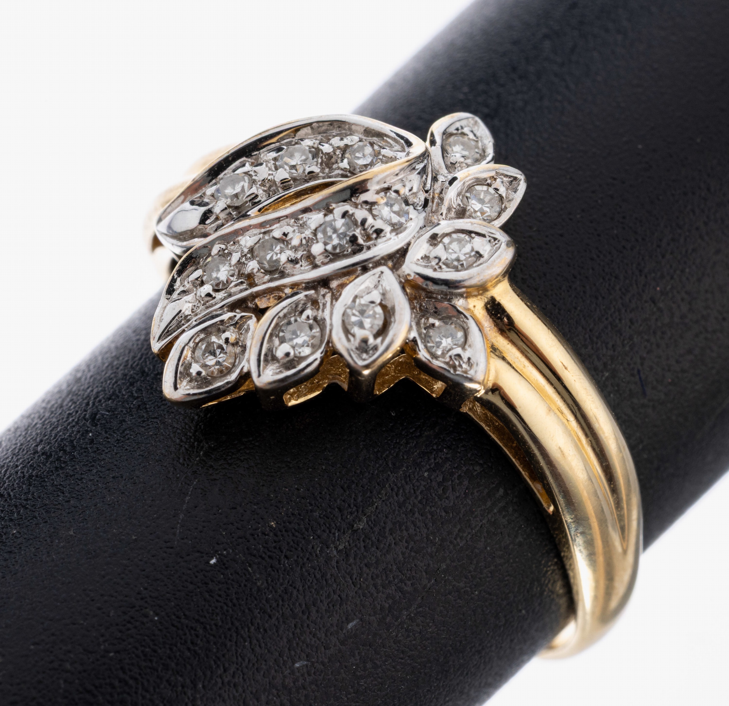 Image 27023477 - 14 kt Gold Diamant-Ring, GG 585/000, Ringkopf floral, 15 8/8-Diamanten in rhod. ...