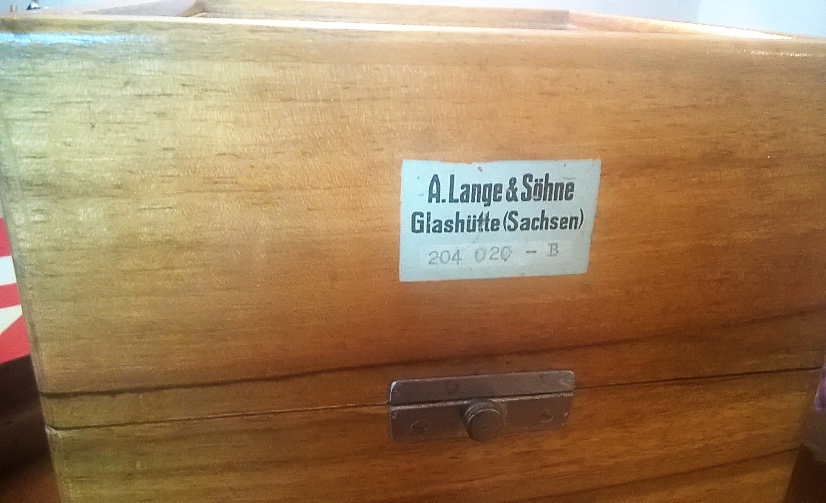 Detail a: Marinechronometer, Lange & Söhne, Glashütte, in doppeltem Holzkasten mit Lederriemen, Innendeckel verglast, Nr. 204 020 - B, seitlich eingelassene ...
