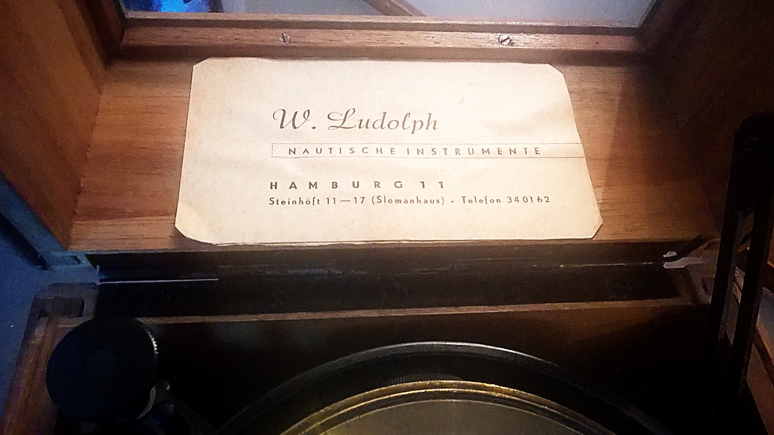 Detail b: Marinechronometer, Lange & Söhne, Glashütte, in doppeltem Holzkasten mit Lederriemen, Innendeckel verglast, Nr. 204 020 - B, seitlich eingelassene ...