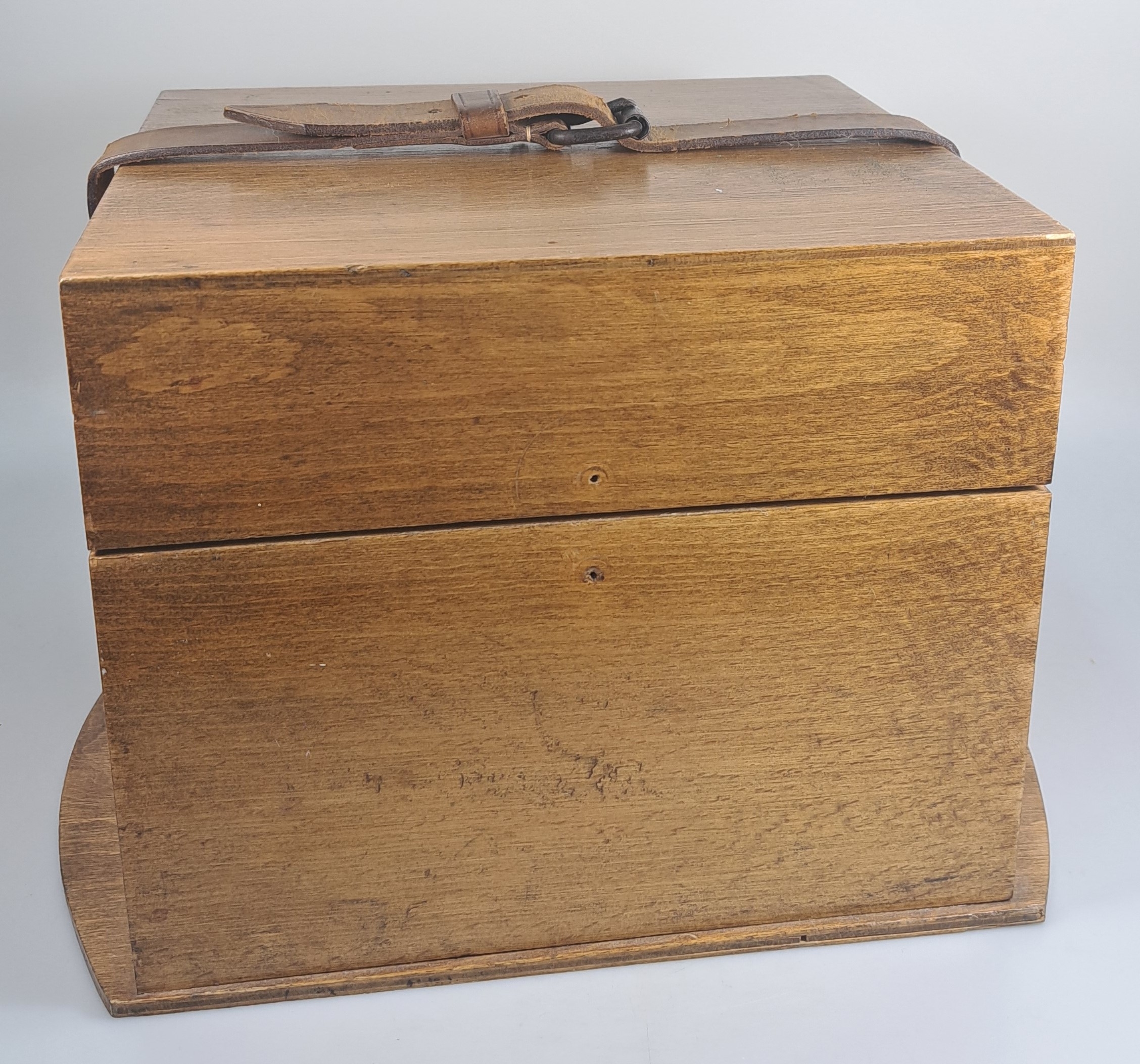 Detail d: Marinechronometer, Lange & Söhne, Glashütte, in doppeltem Holzkasten mit Lederriemen, Innendeckel verglast, Nr. 204 020 - B, seitlich eingelassene ...