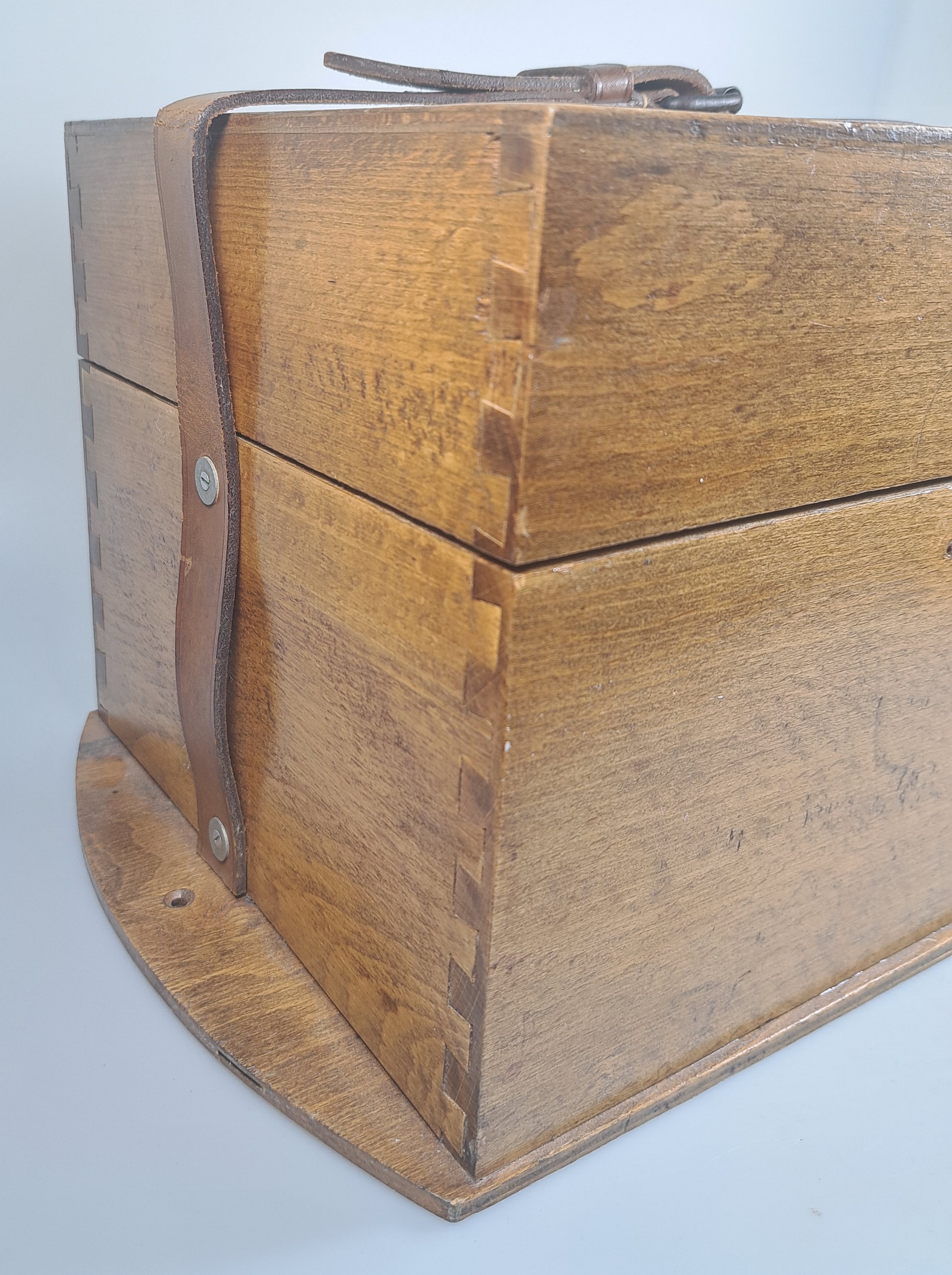 Detail e: Marinechronometer, Lange & Söhne, Glashütte, in doppeltem Holzkasten mit Lederriemen, Innendeckel verglast, Nr. 204 020 - B, seitlich eingelassene ...