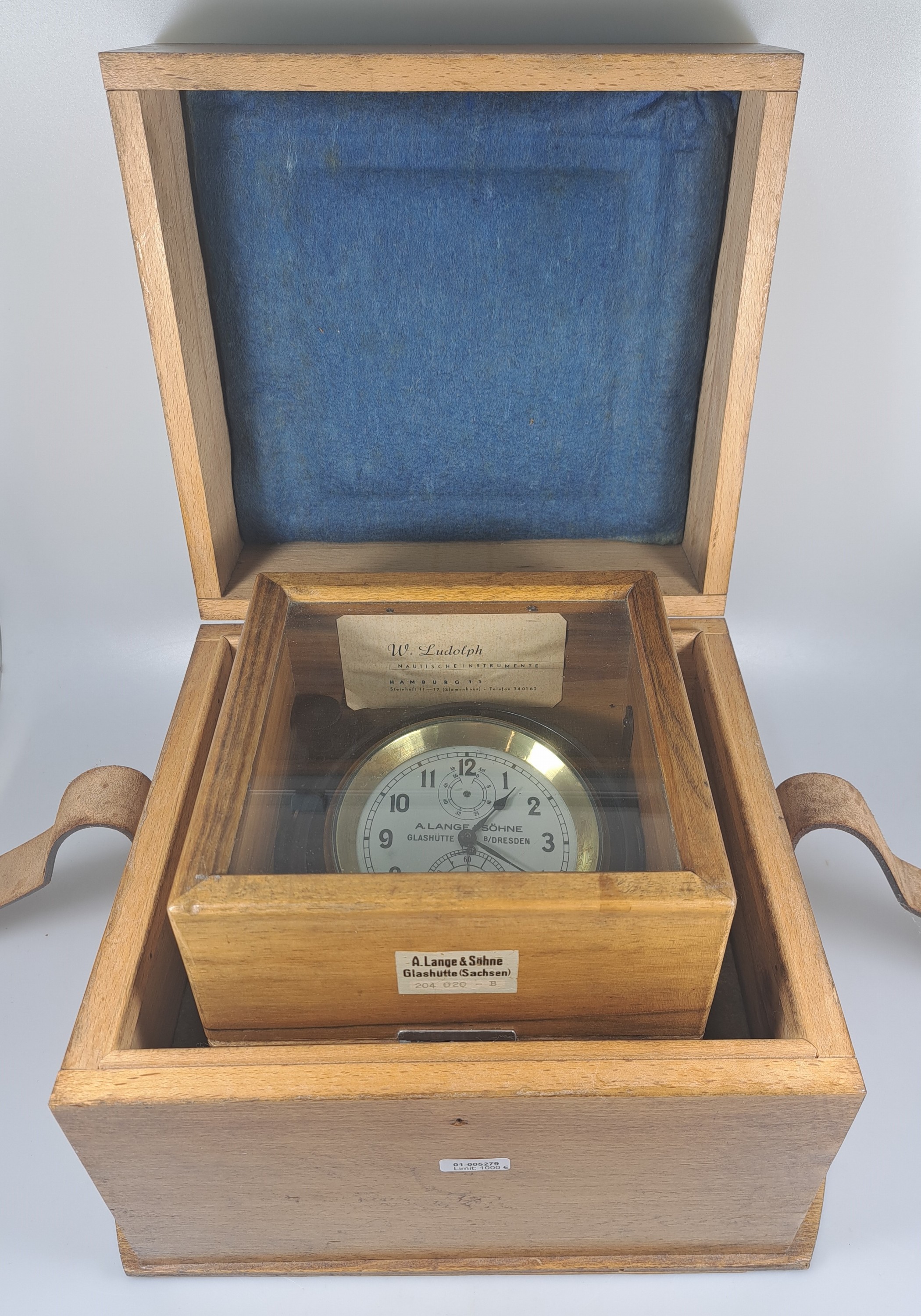 Detail h: Marinechronometer, Lange & Söhne, Glashütte, in doppeltem Holzkasten mit Lederriemen, Innendeckel verglast, Nr. 204 020 - B, seitlich eingelassene ...