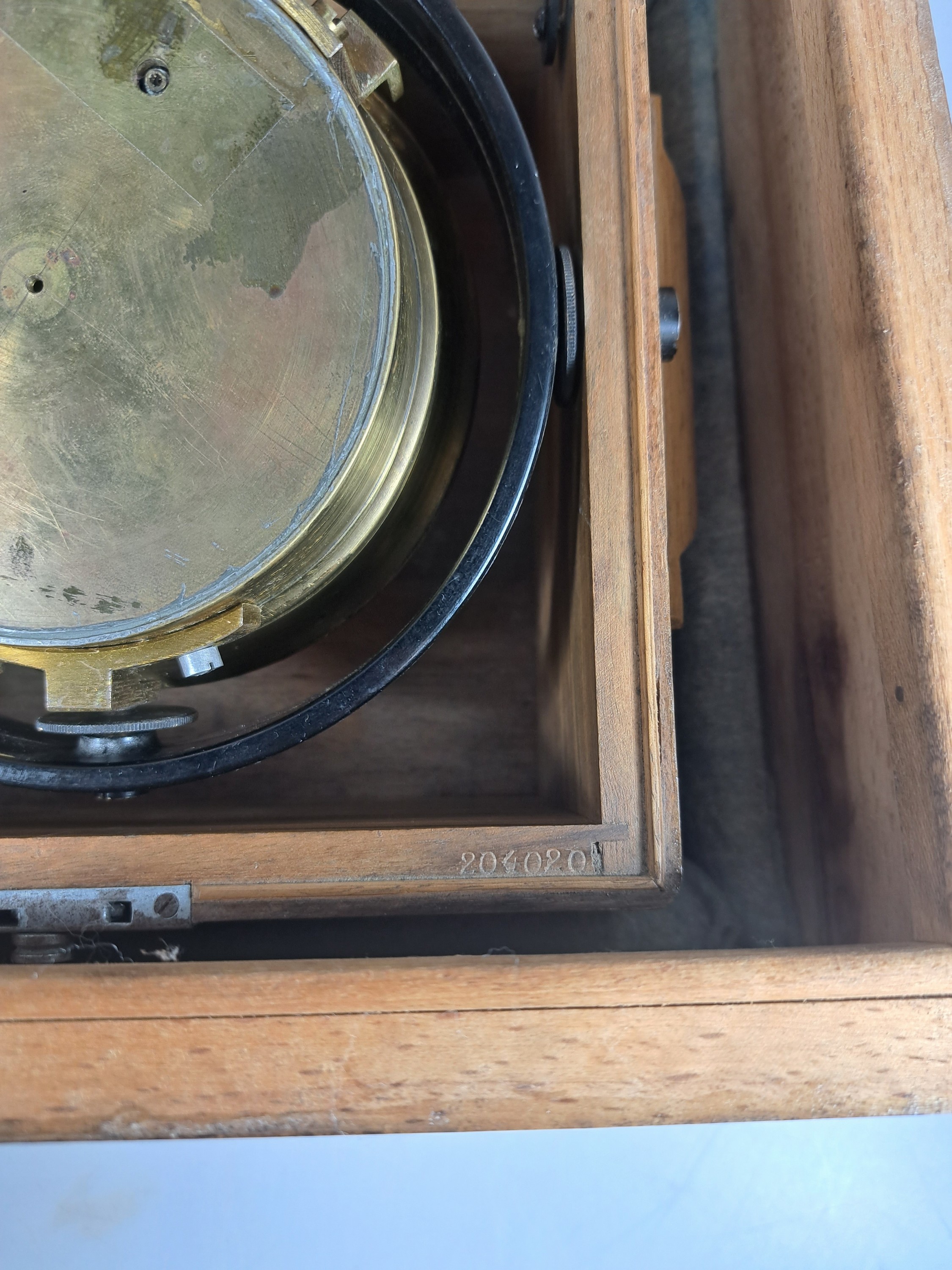 Detail j: Marinechronometer, Lange & Söhne, Glashütte, in doppeltem Holzkasten mit Lederriemen, Innendeckel verglast, Nr. 204 020 - B, seitlich eingelassene ...