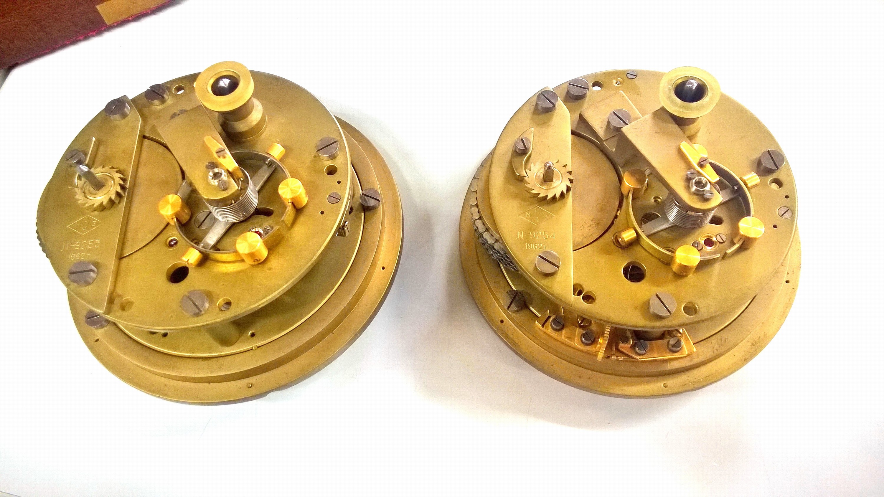 Detail a: Doppel-Marinechronometer, Rußland, Kirov, um 1960, im orig. Mahagonikasten mit Messingecken, zwei von einander unabhängige Chronometer mit ...