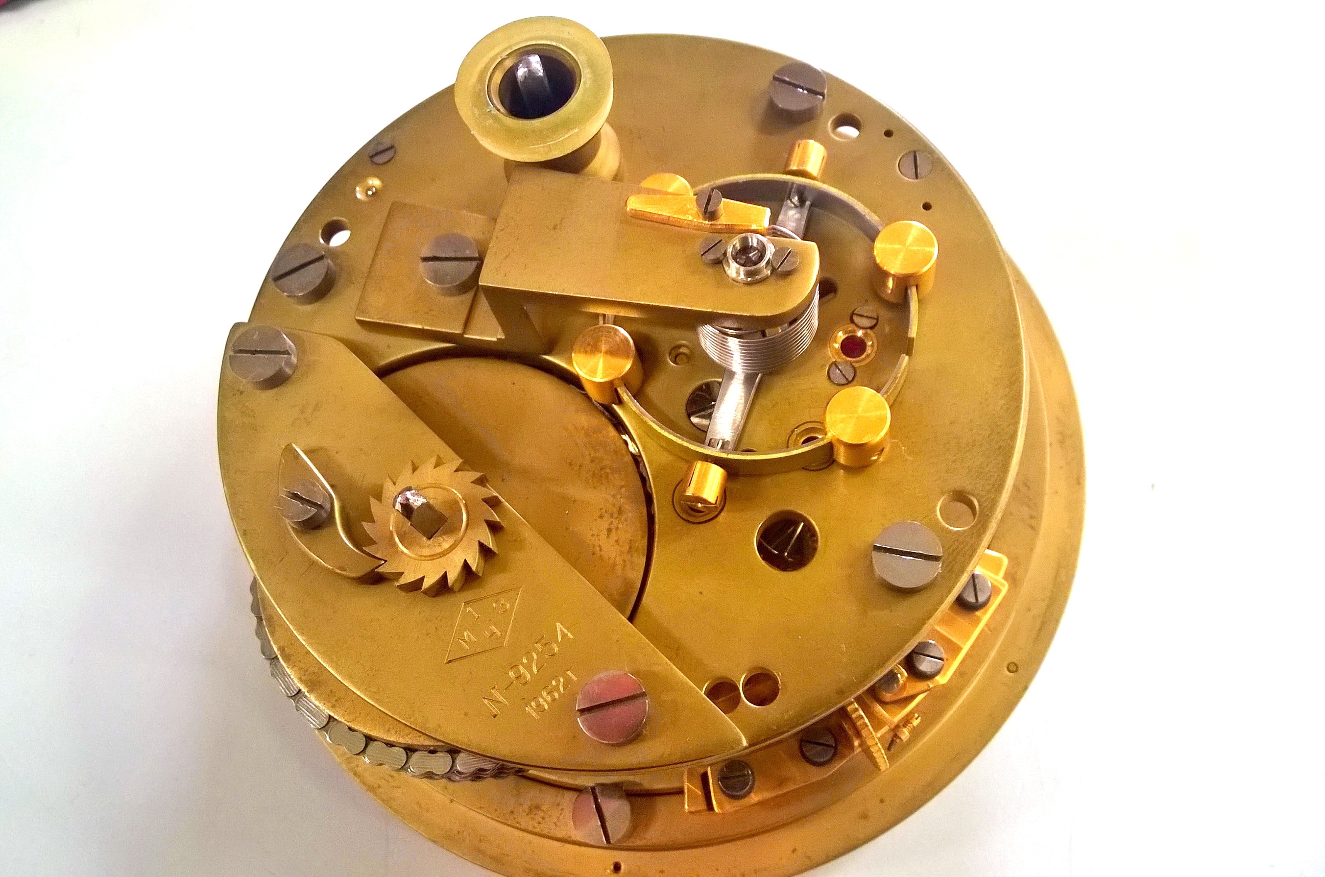 Detail b: Doppel-Marinechronometer, Rußland, Kirov, um 1960, im orig. Mahagonikasten mit Messingecken, zwei von einander unabhängige Chronometer mit ...