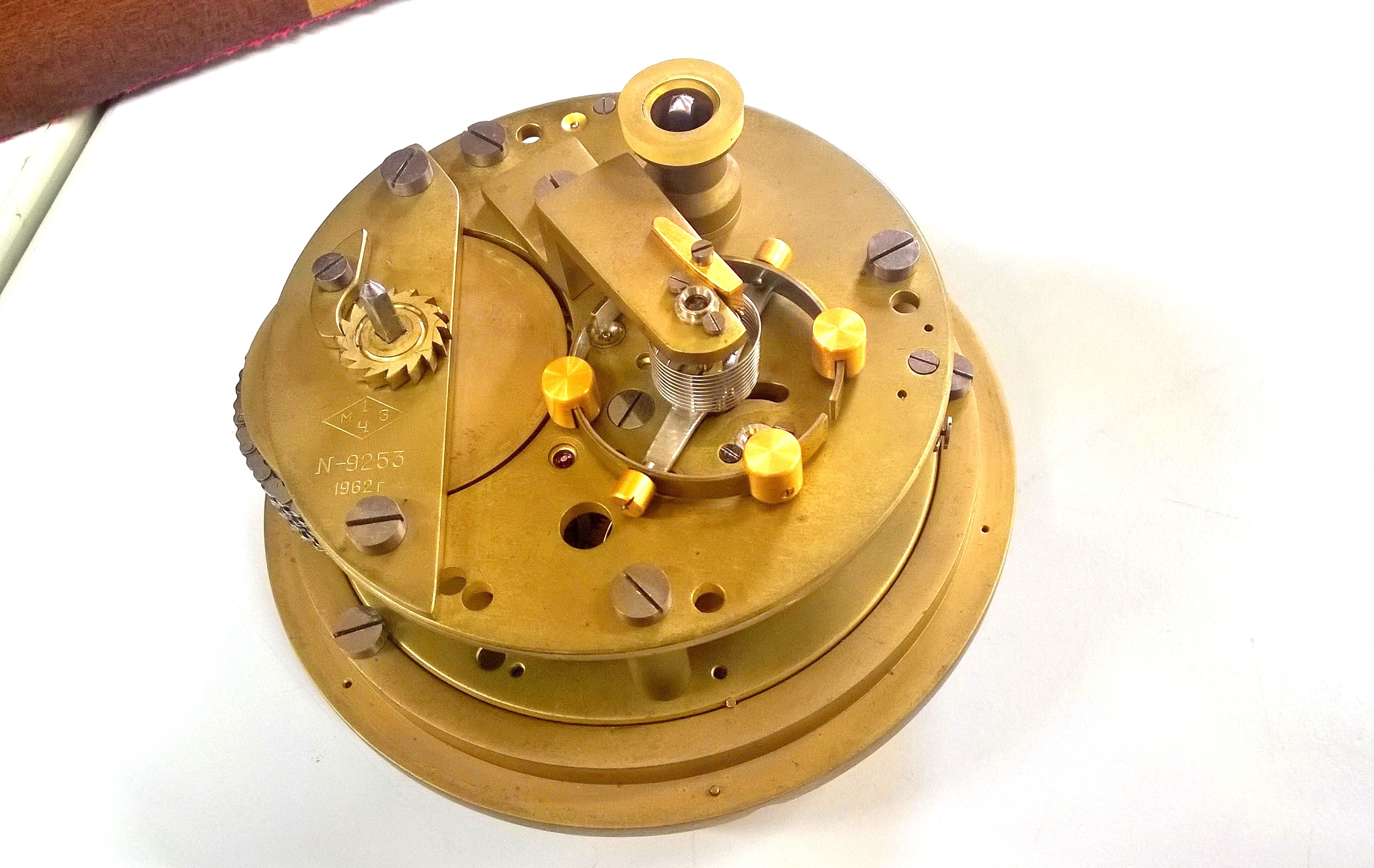 Detail c: Doppel-Marinechronometer, Rußland, Kirov, um 1960, im orig. Mahagonikasten mit Messingecken, zwei von einander unabhängige Chronometer mit ...