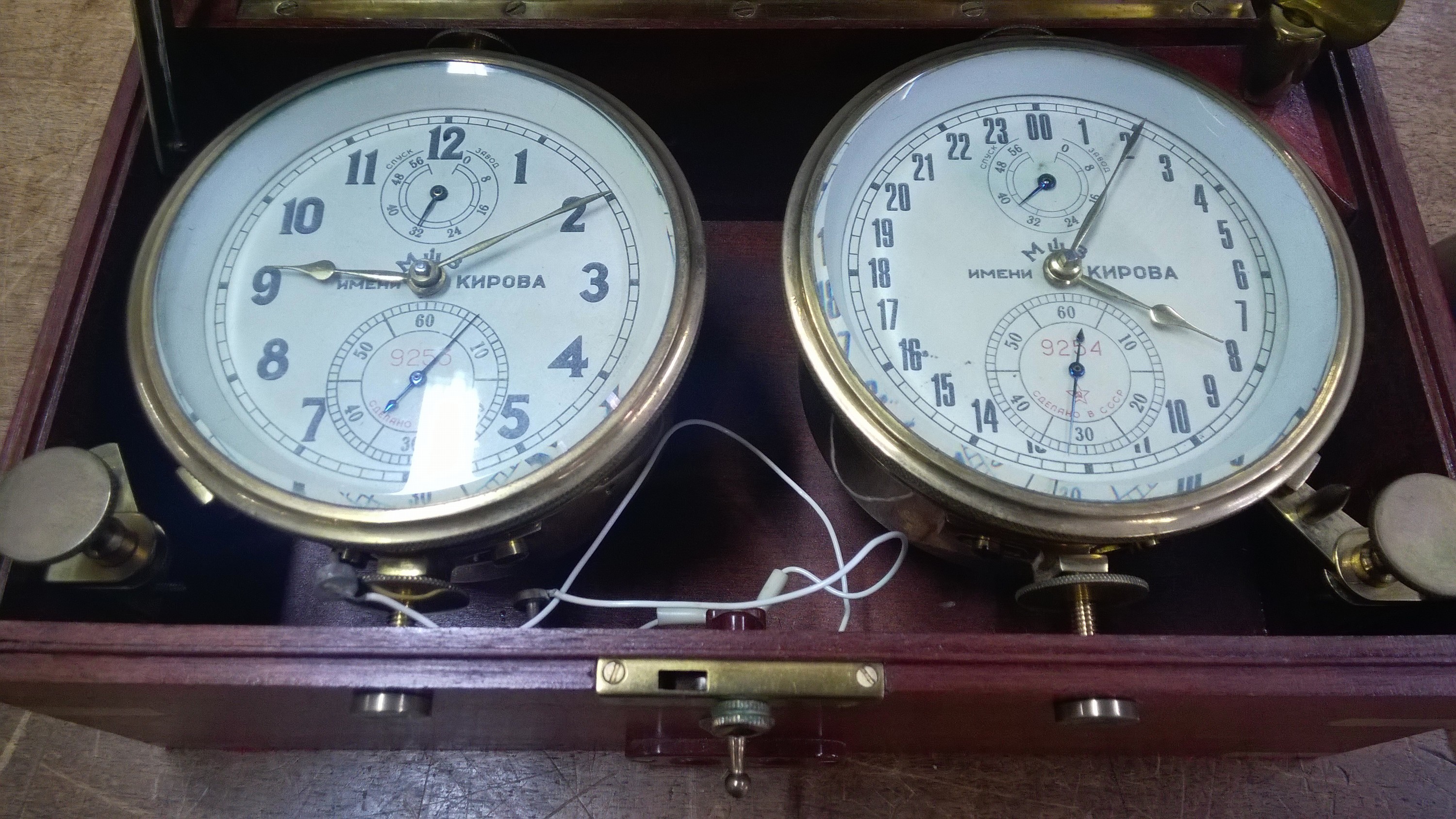 Detail d: Doppel-Marinechronometer, Rußland, Kirov, um 1960, im orig. Mahagonikasten mit Messingecken, zwei von einander unabhängige Chronometer mit ...
