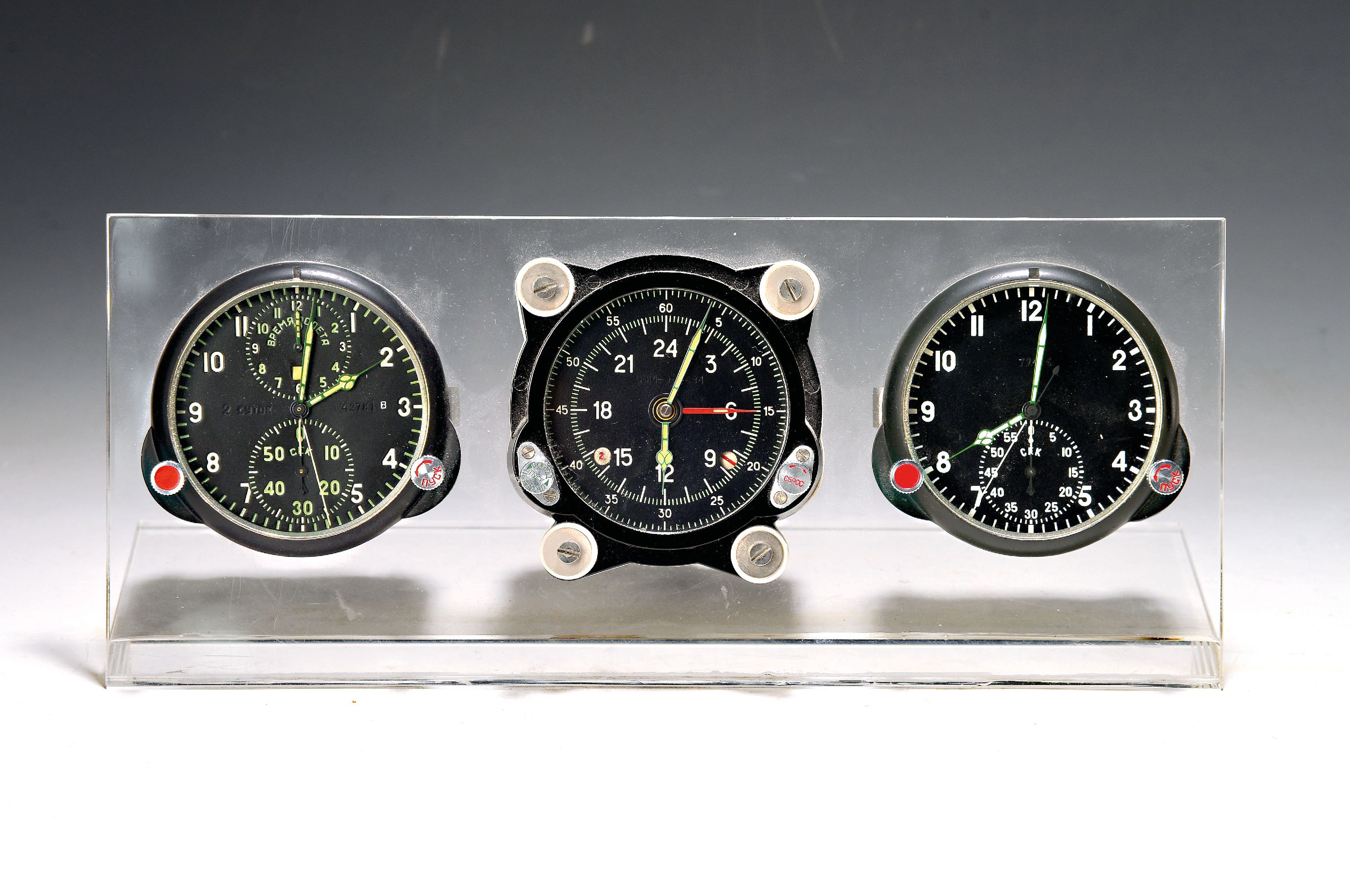 Image 27023490 - 3 Cockpit-Uhren, russisch, 1960er Jahre, in Plexiglasständer, Aufzüge, ...