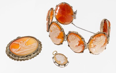 Image Kameen-Konvolut, um 1900-20, best. aus: 1 Armband, Silber gepr., 6 ovale Muschelkameen, ...