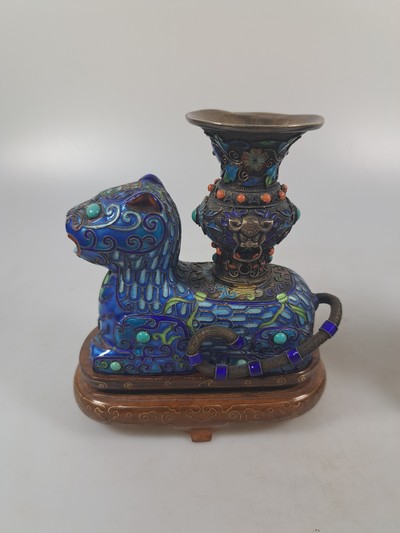 27023450a - Paar Räuchergefäße, China, um 1920, Silber, in Form von Fo-Hunden mit Vasen, bunt ...