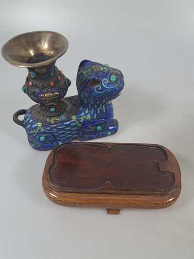 27023450b - Paar Räuchergefäße, China, um 1920, Silber, in Form von Fo-Hunden mit Vasen, bunt ...