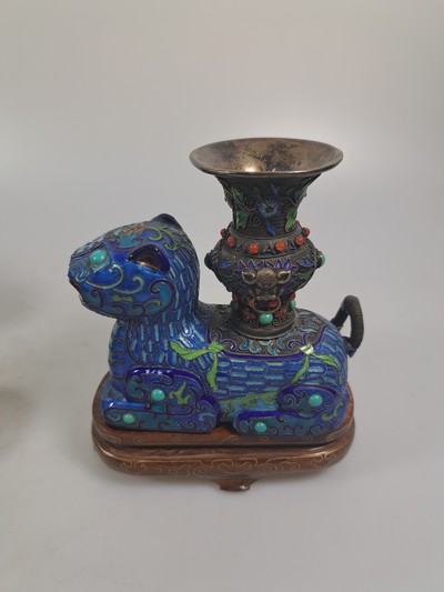 27023450c - Paar Räuchergefäße, China, um 1920, Silber, in Form von Fo-Hunden mit Vasen, bunt ...