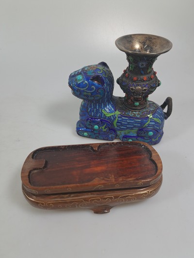 27023450d - Paar Räuchergefäße, China, um 1920, Silber, in Form von Fo-Hunden mit Vasen, bunt ...