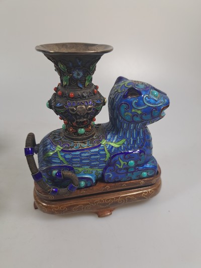 27023450e - Paar Räuchergefäße, China, um 1920, Silber, in Form von Fo-Hunden mit Vasen, bunt ...