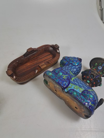 27023450h - Paar Räuchergefäße, China, um 1920, Silber, in Form von Fo-Hunden mit Vasen, bunt ...