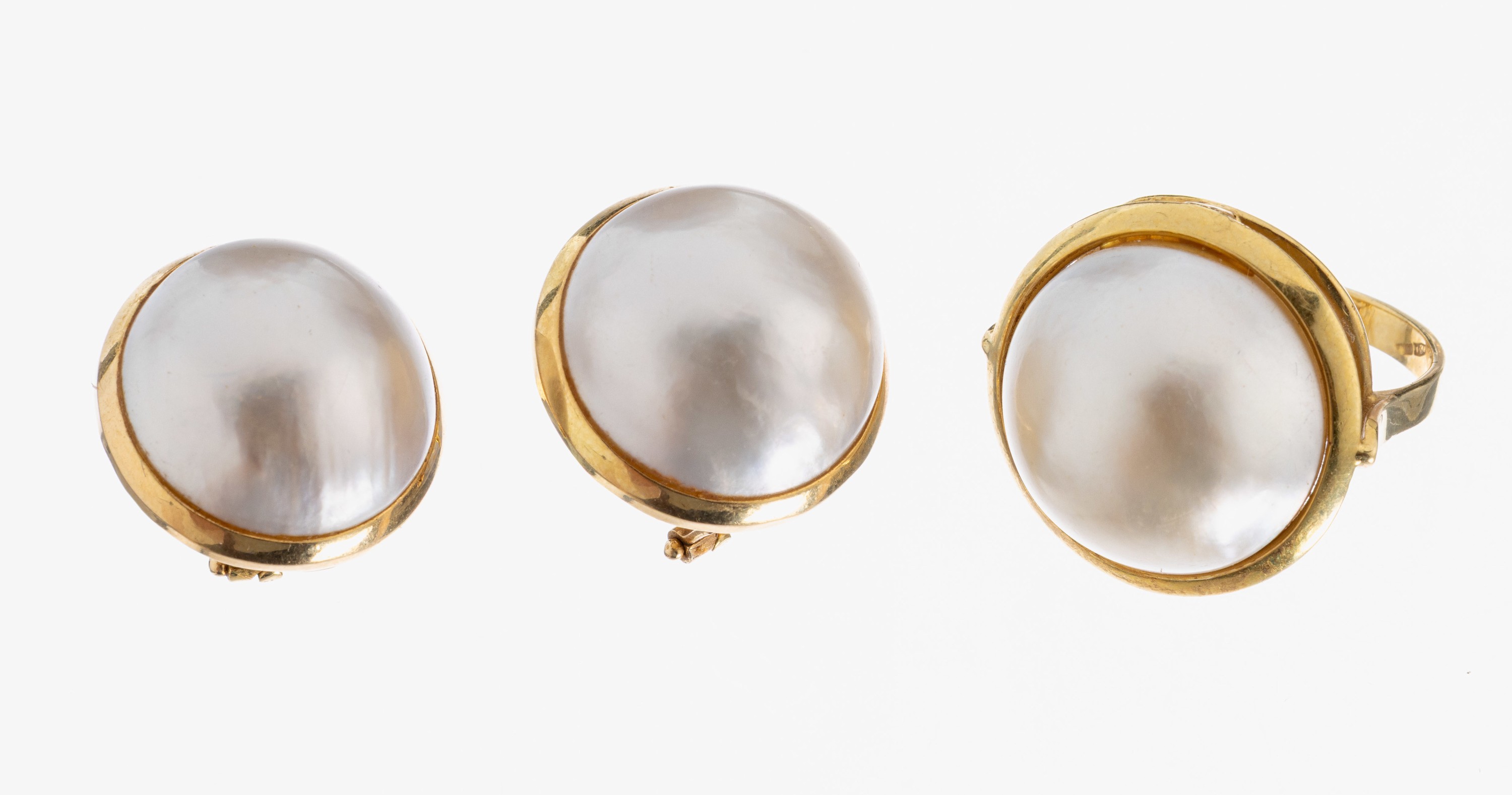 Image 27023655 - 18 kt Gold Mabeperl-Schmuckset, GG 750/000,best. aus: Paar Ohrstecker, D. ca. 17.6 mm, ...