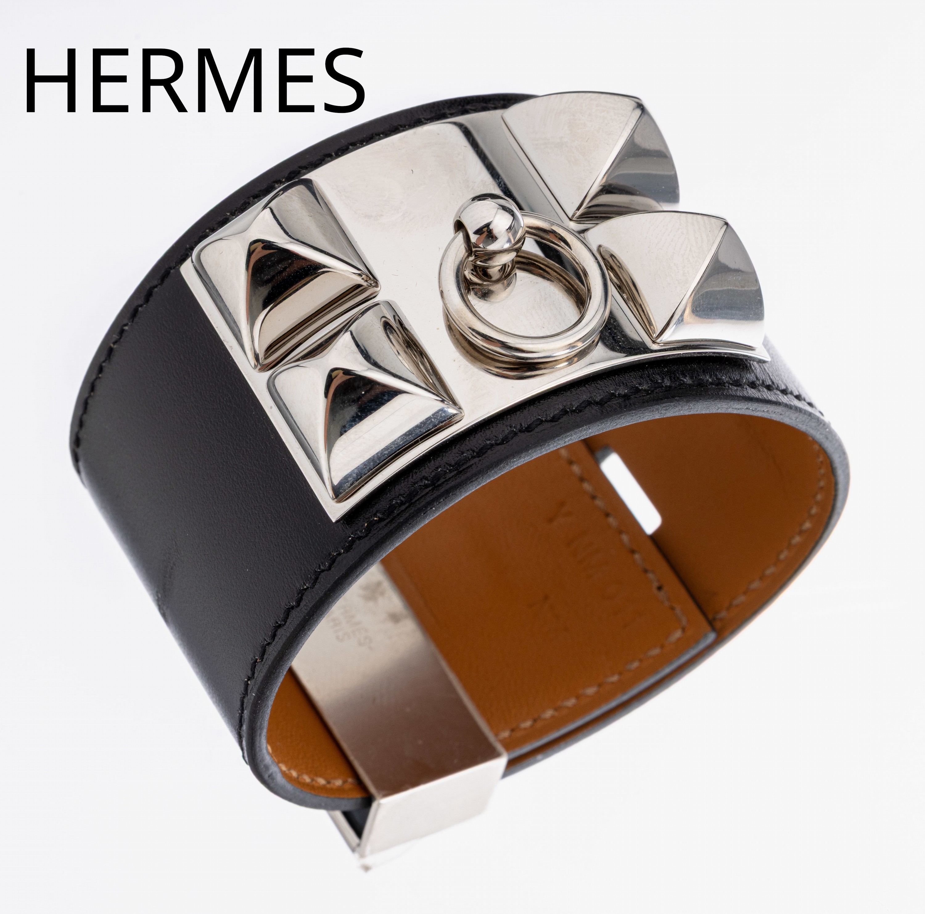 Ausgefallener HERMES Lederarmreif, Modell "Collier de Chien", schwarzes Leder mit aufgelegten Chromelemente, mit Staubbeutel undUmkarton, ...