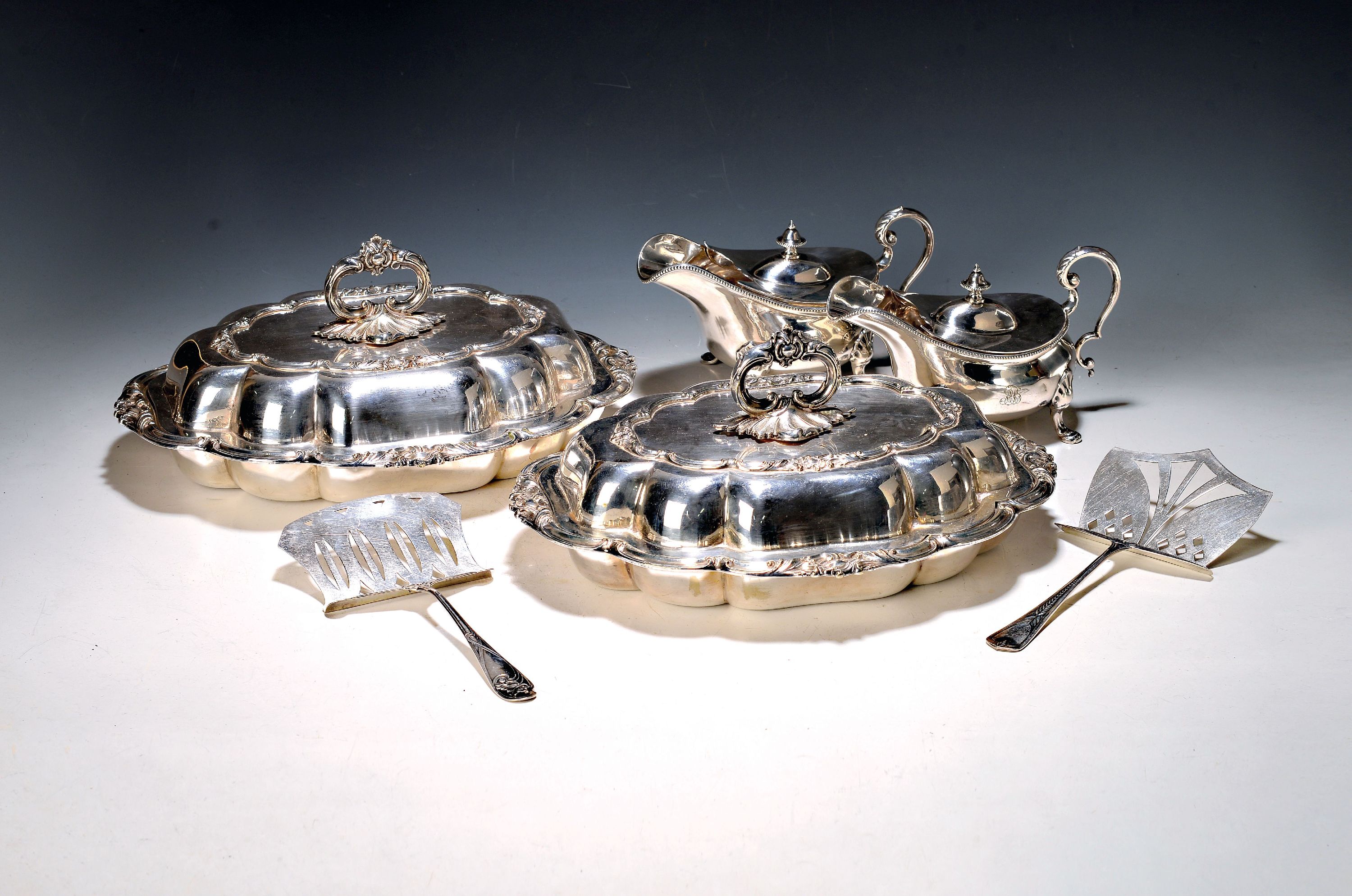 Image 27023849 - Konvolut Servierteile, USA & England, Anfang 20.Jh., Metall versilbert, Paar wandelbare ...